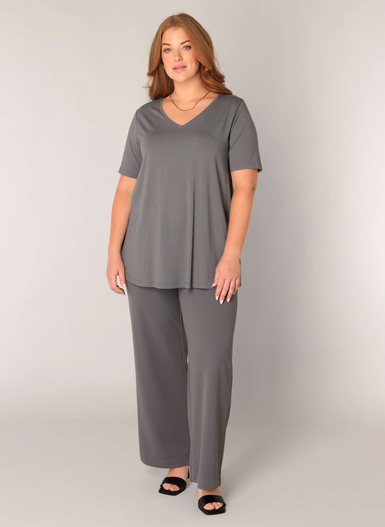 Thumbnail - Base Level Curvy T-Shirt "Alba" mit V-Ausschnitt