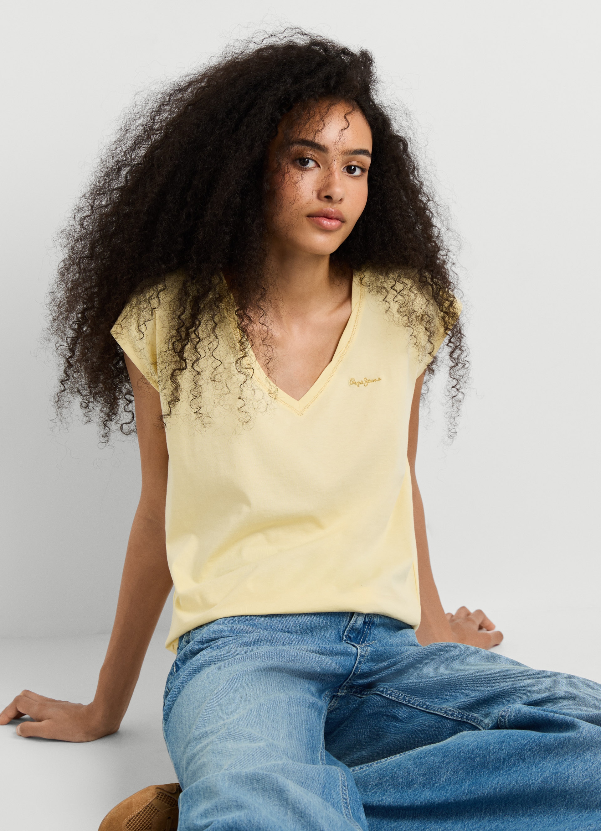 Pepe Jeans T-Shirt »CLOE« mit V-Ausschnitt, Logostickerei