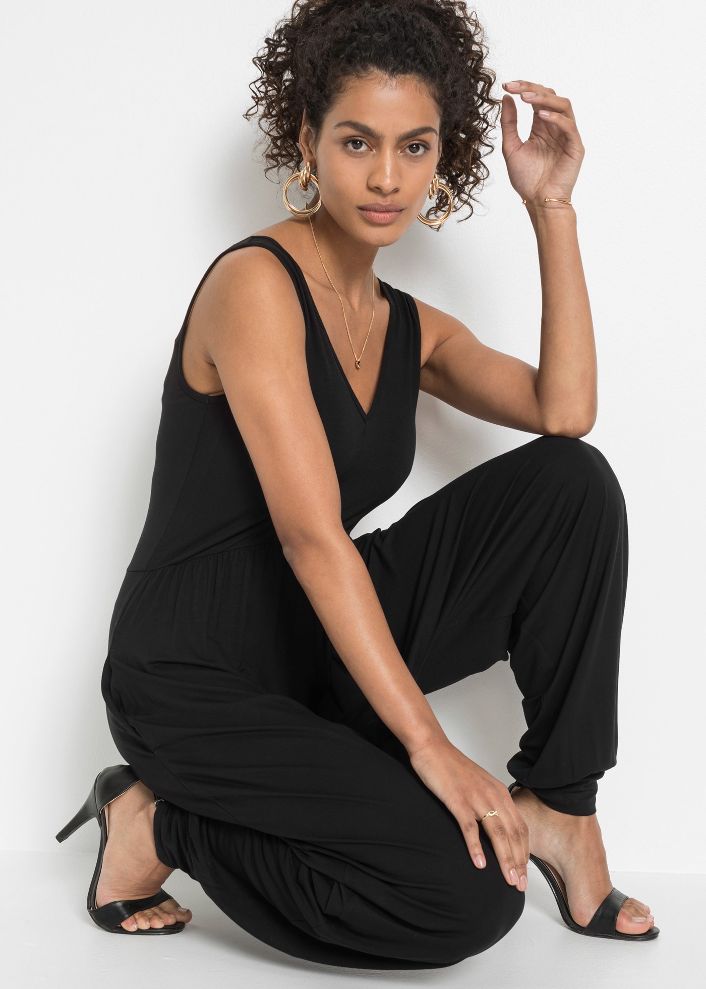bonprix Jumpsuit bequeme Passform, ohne Ärmel, tiefer V-Ausschnitt