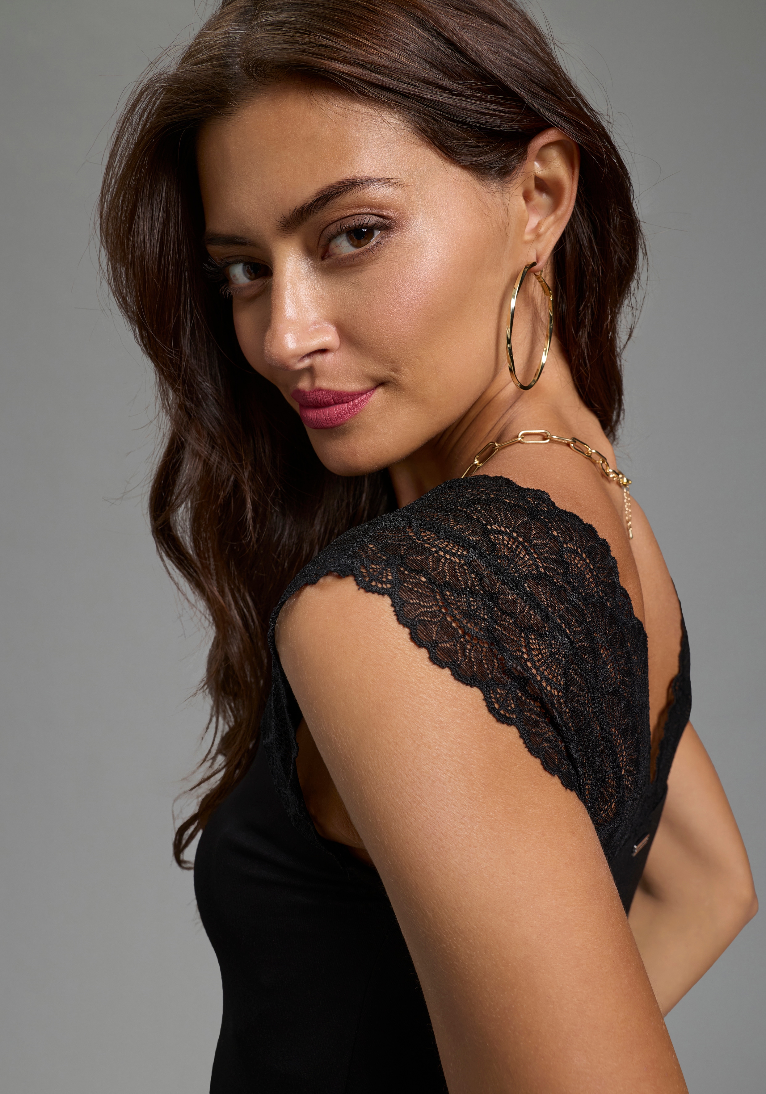 Thumbnail - Bruno Banani Spitzentop mit figurbetonter Passform und besonderer Schnittführung