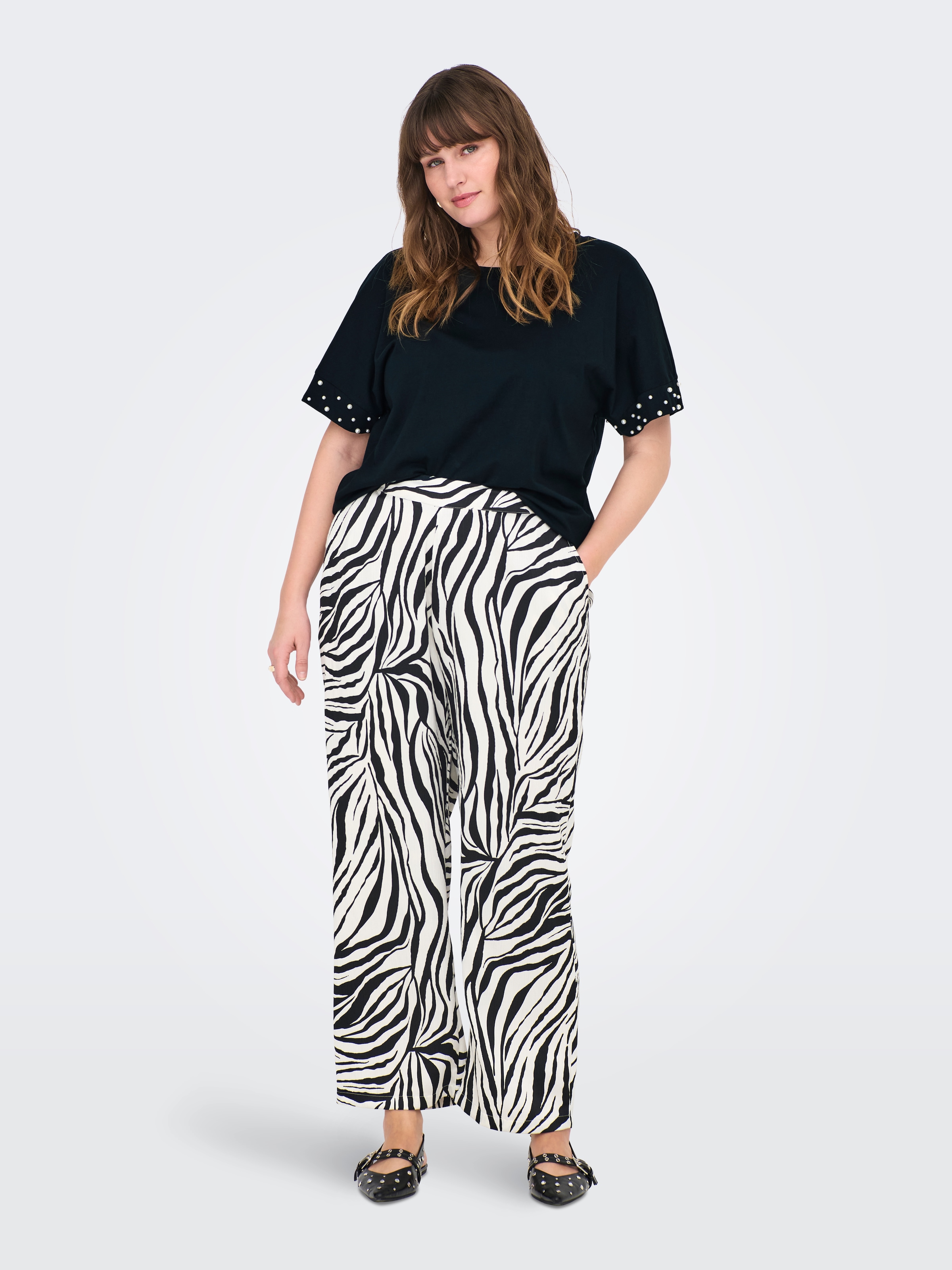 ONLY CARMAKOMA Kurzarmshirt »CAROLIVIA S/S LOOSE O-NECK TOP JRS«, mit Zierperlen