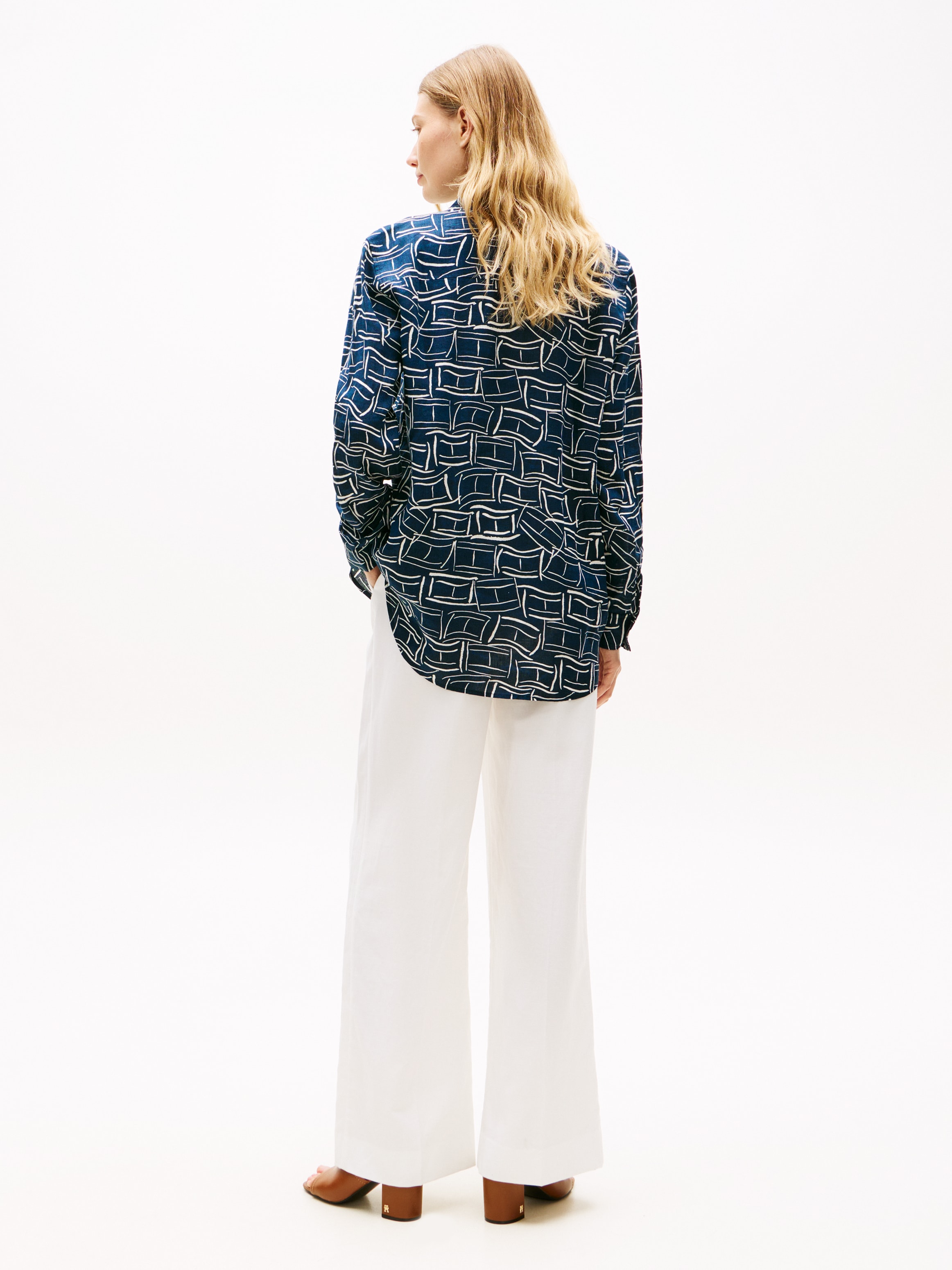 Tommy Hilfiger Hemdbluse »ESS LINEN RELAXED SHIRT« mit Logostickerei ,kühlendes Premium Leinen