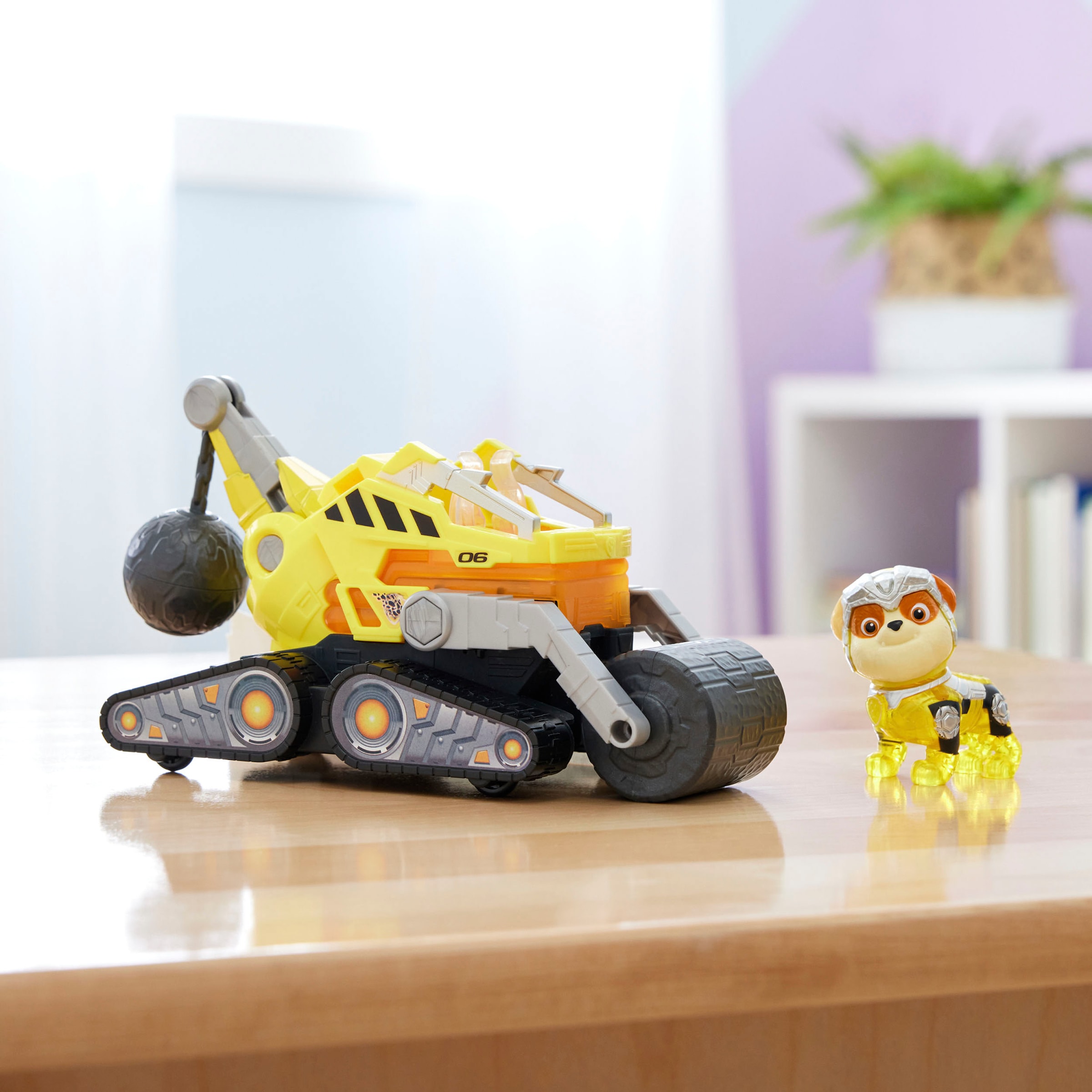 Spin Master Spielzeug-Auto »Paw Patrol - Movie II - Basic Themed Vehicles Rubble«, Baustellenfahrzeug mit Welpenfigur, Licht- und Soundeffekt