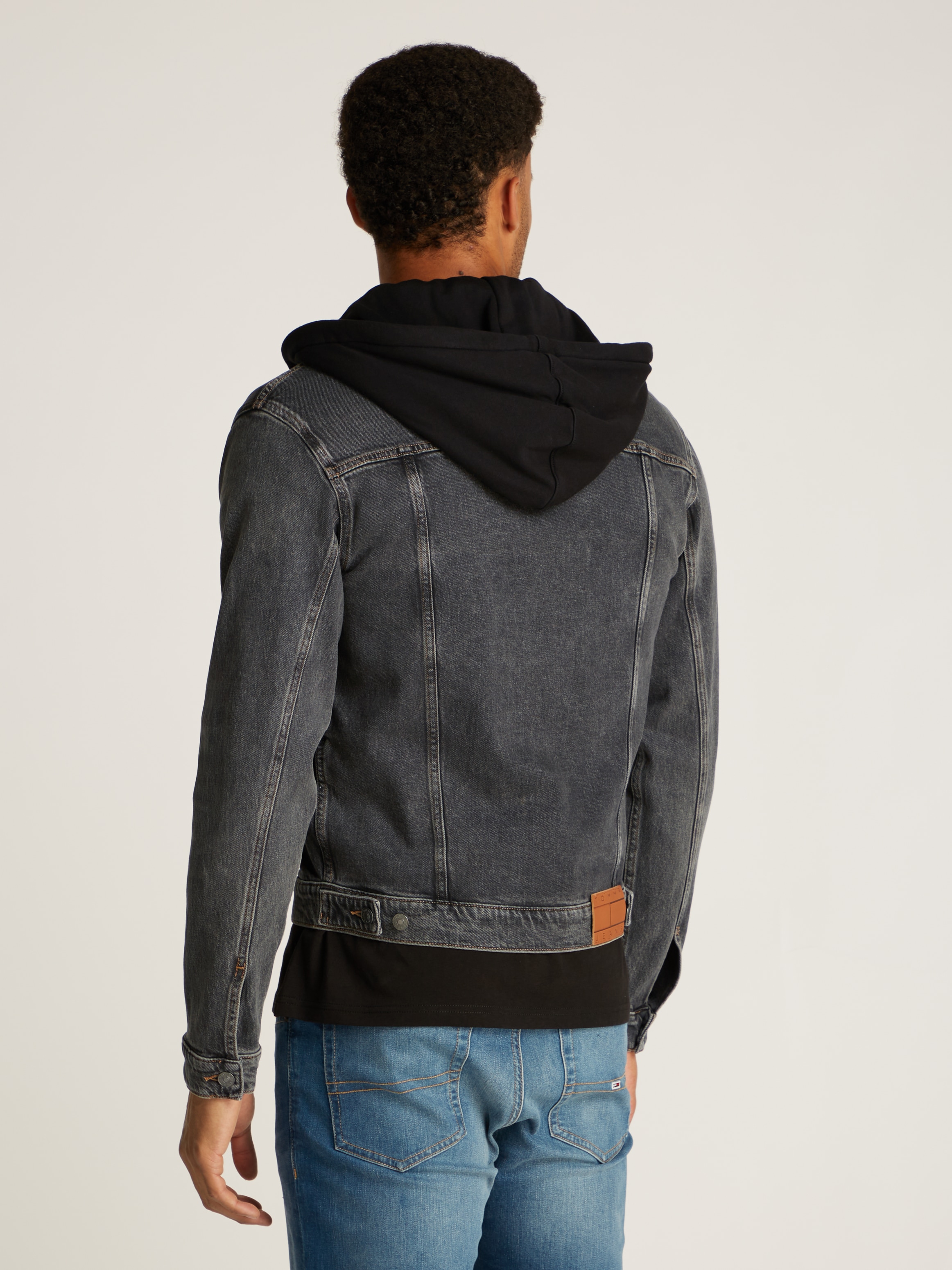 Tommy Jeans Jeansjacke »HOODED RYAN RGL TRCKR JKT AI6184«, mit Kapuze, mit Badge