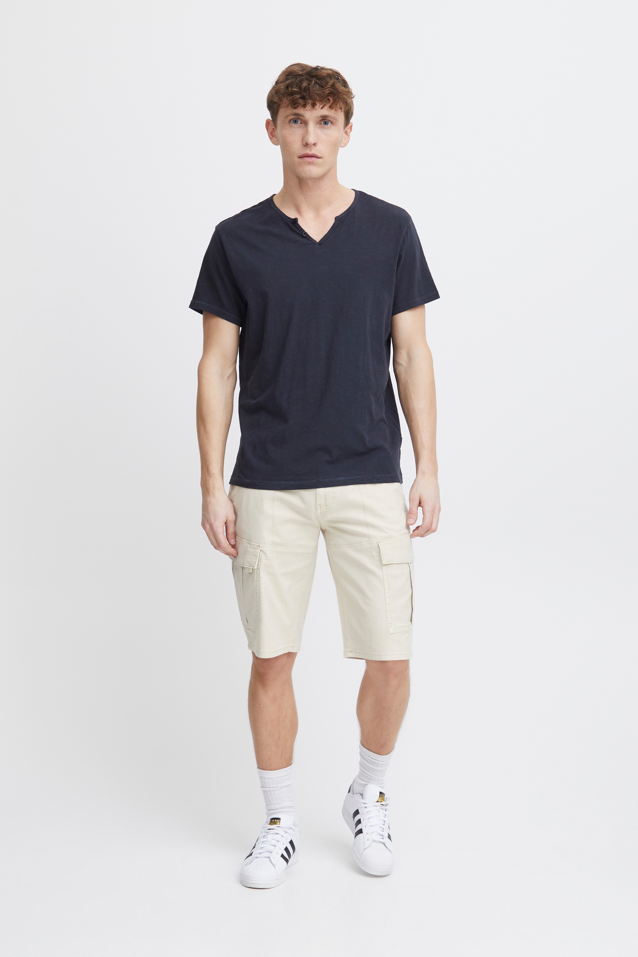 Blend T-Shirt »BHAshton split neck tee«, mit Deko-Knopfdetail am Ausschnitt