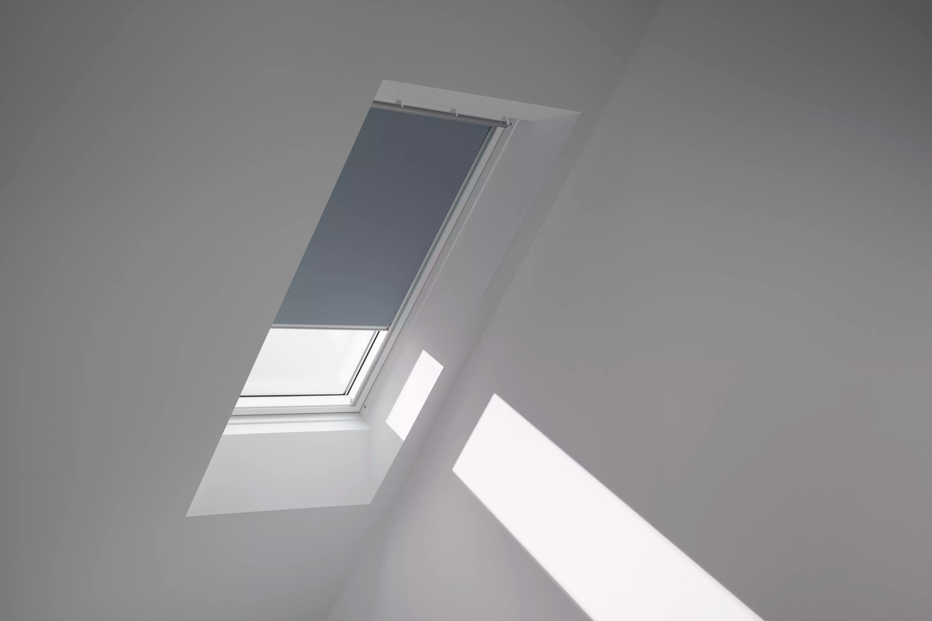 VELUX Verdunklungsrollo »DKL 4581S, Farbe: blaugrau«, verdunkelnd, ohne Bohren, in Führungsschienen, alufarbene Führungsschienen & Griffleiste