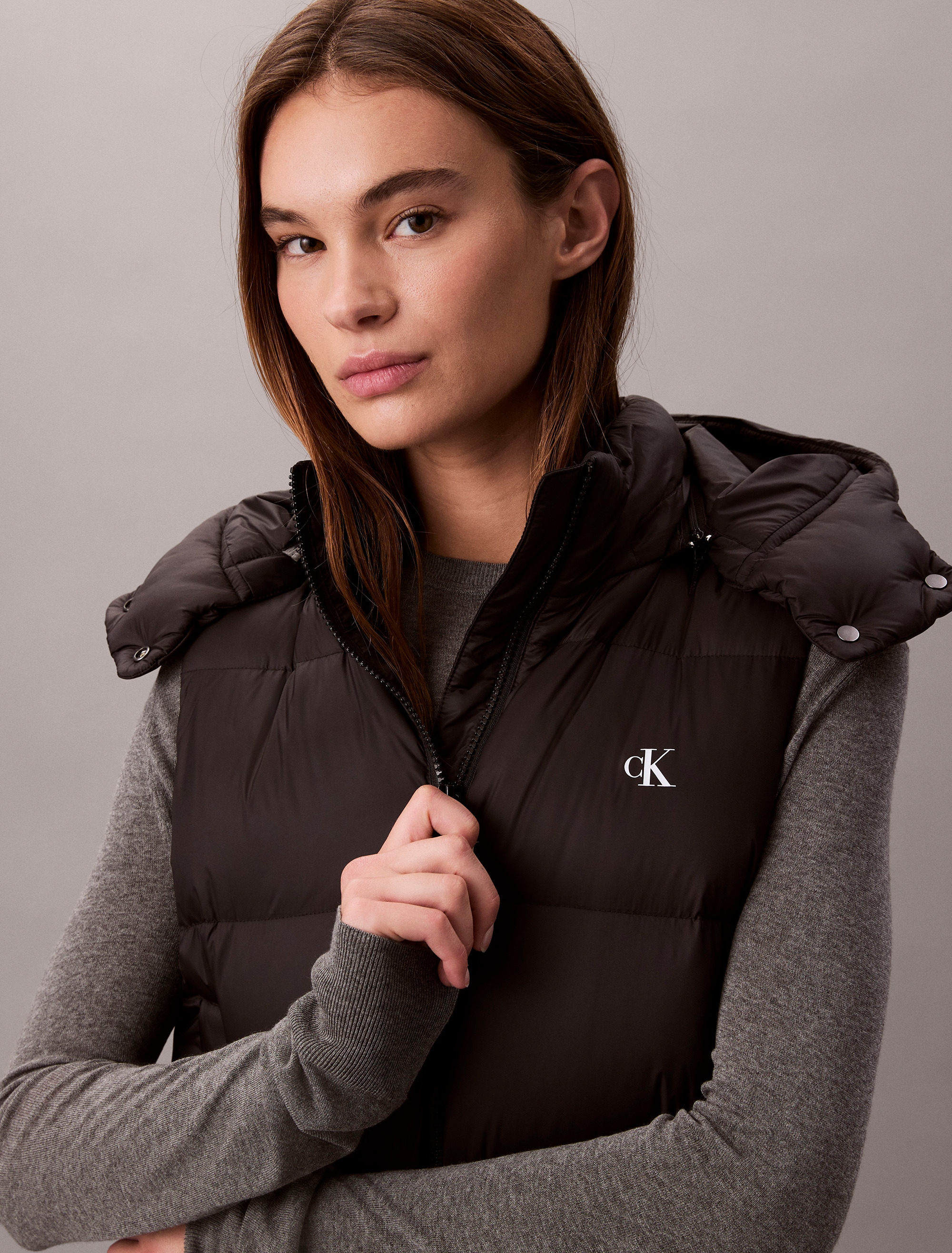 Calvin Klein Jeans Steppweste »ESSENTIAL MIDWEIGHT PUFFER VEST«, mit abnehmbarer Kapuze, Stehkragen