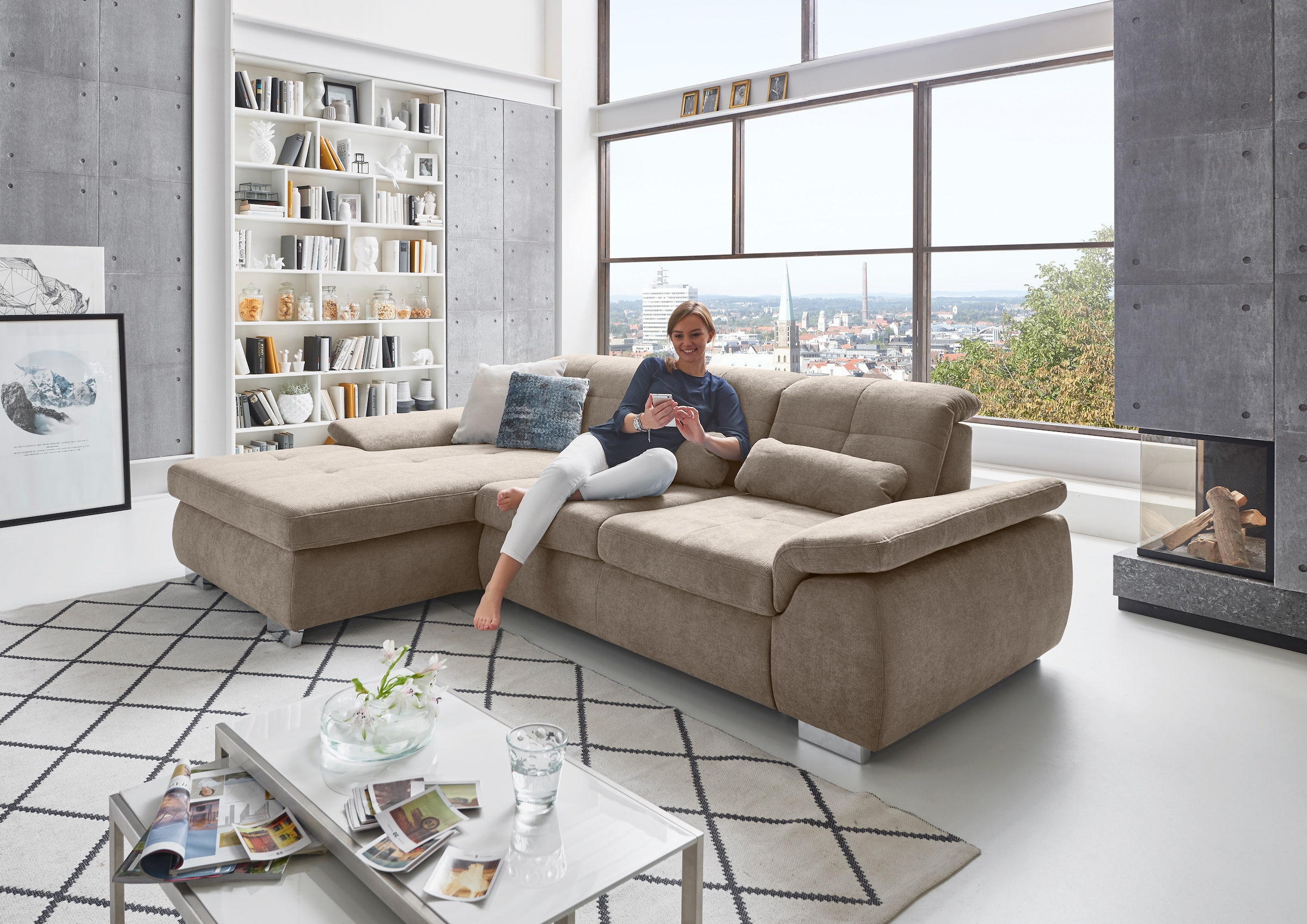Die PlanBar Ecksofa "MP-IN16037 L-Form, Breite 289 cm, mit Federkern-Polsterung" mit Sitztiefenverstellung & Zierkissen