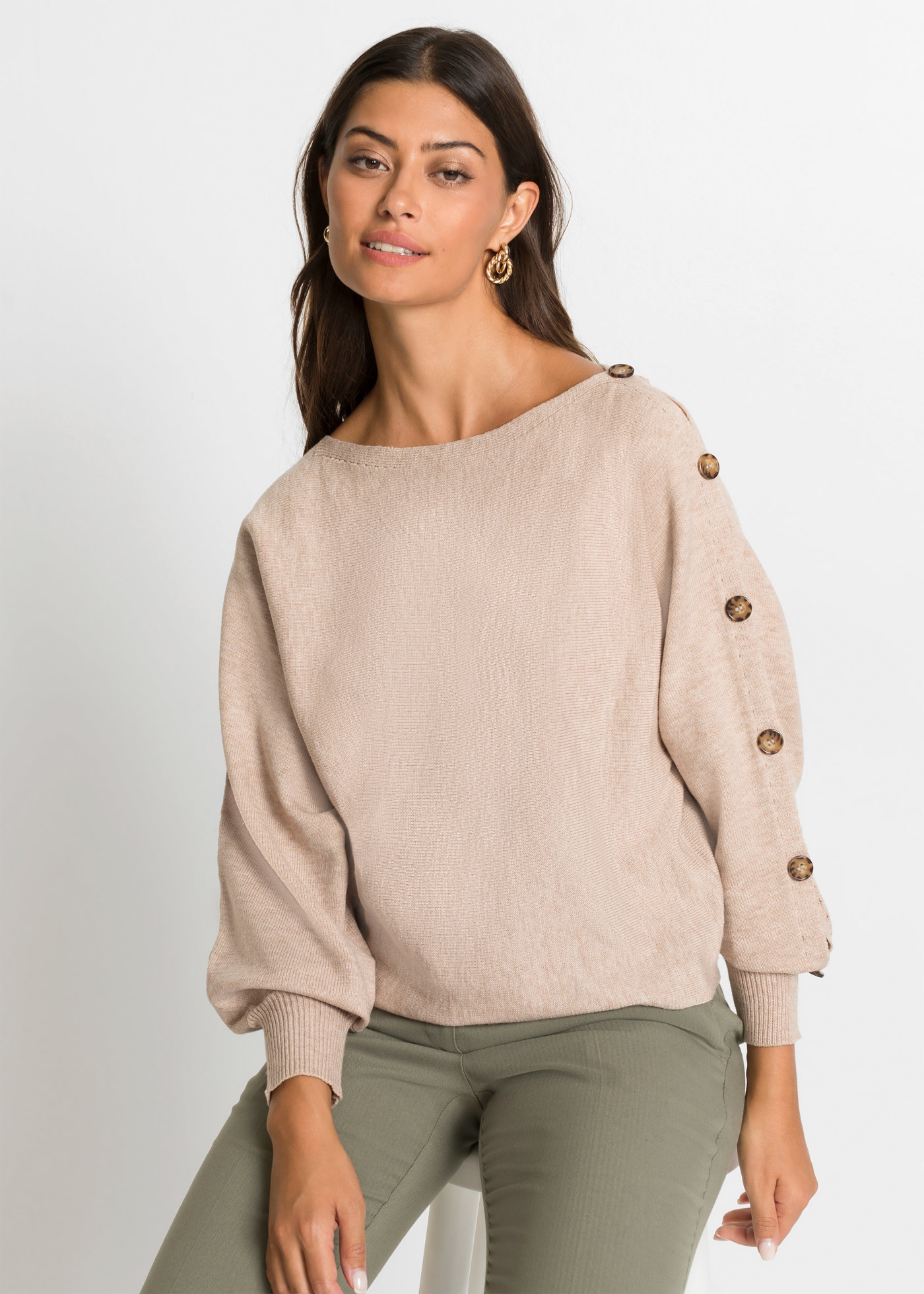 bonprix "Pullover" in bequemer Boxy-Passform, mit Fledermausärmeln, Zierknöpfe