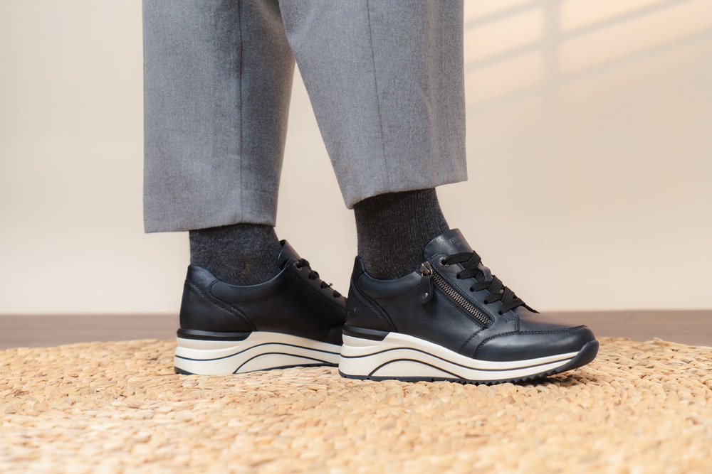 Remonte Keilsneaker, Freizeitschuh, Halbschuh, Schnürschuh mit goldfarbenem Logoanhänger