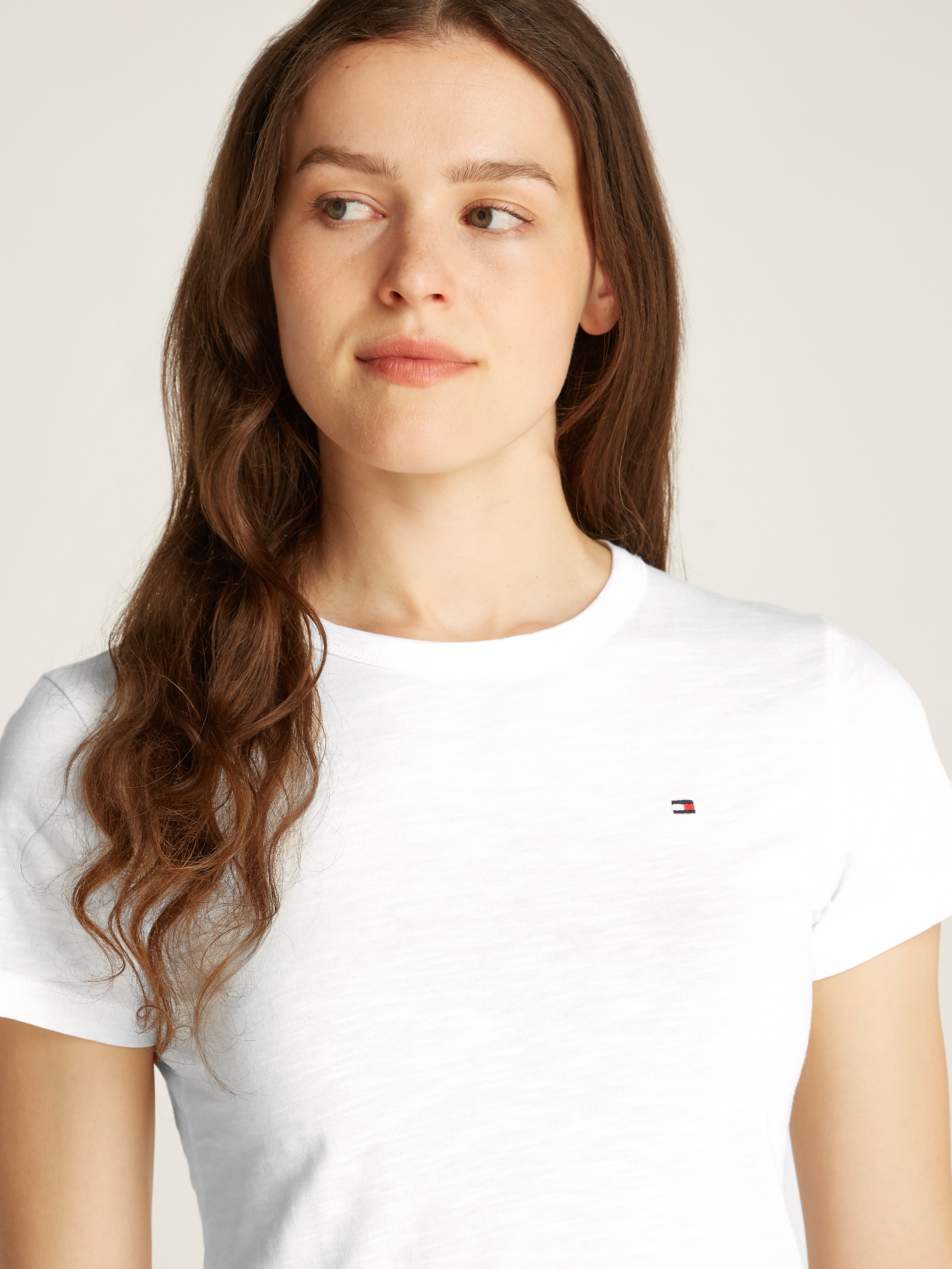 Tommy Hilfiger Rundhalsshirt »1985 SLIM SLUB C-NK SS«, mit Logostickerei