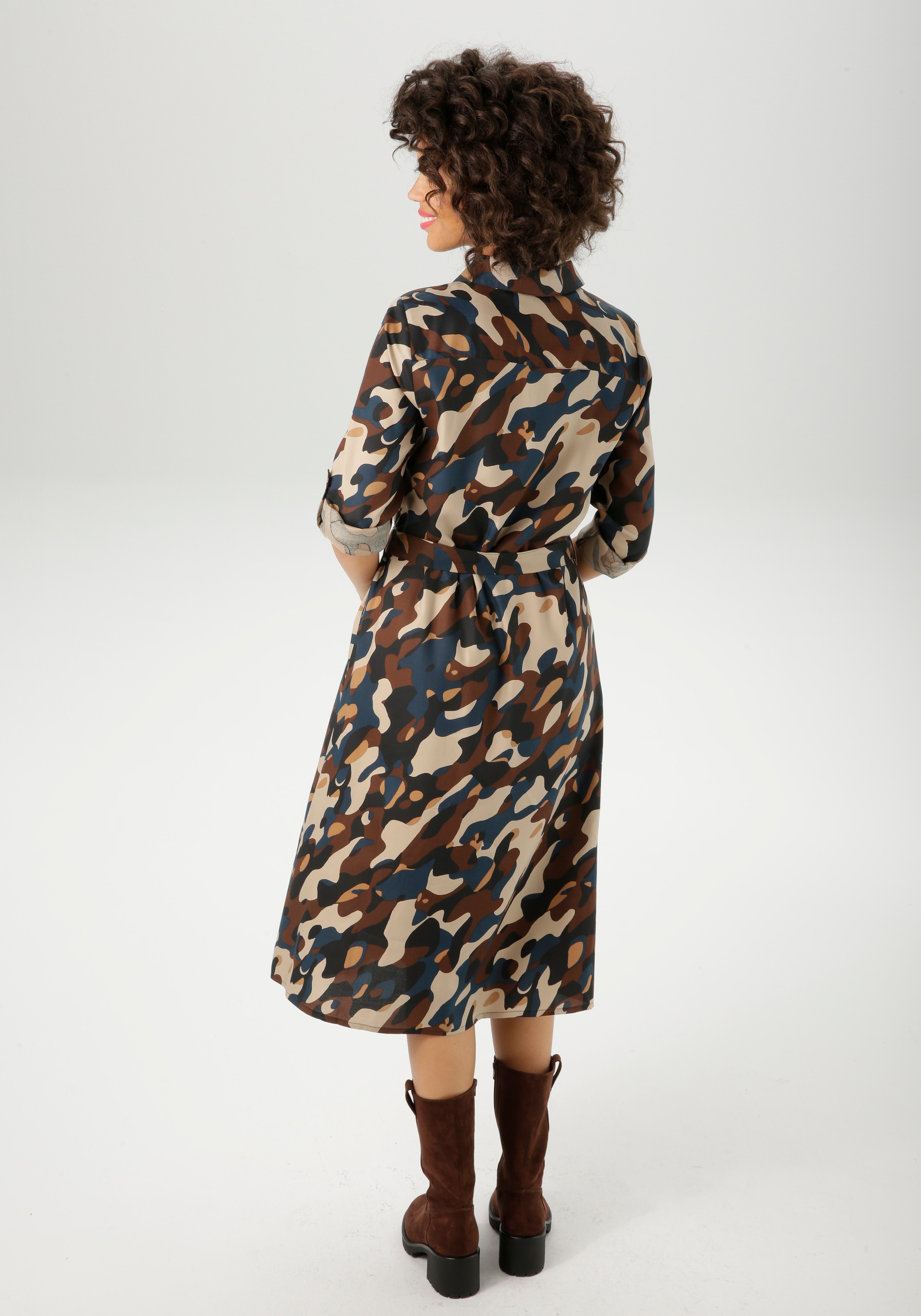Aniston CASUAL Blusenkleid, (mit abnehmbarem Bindegürtel), mit trendfarbigen, grafischen Druck im Military-Look - NEUE KOLLEKTION