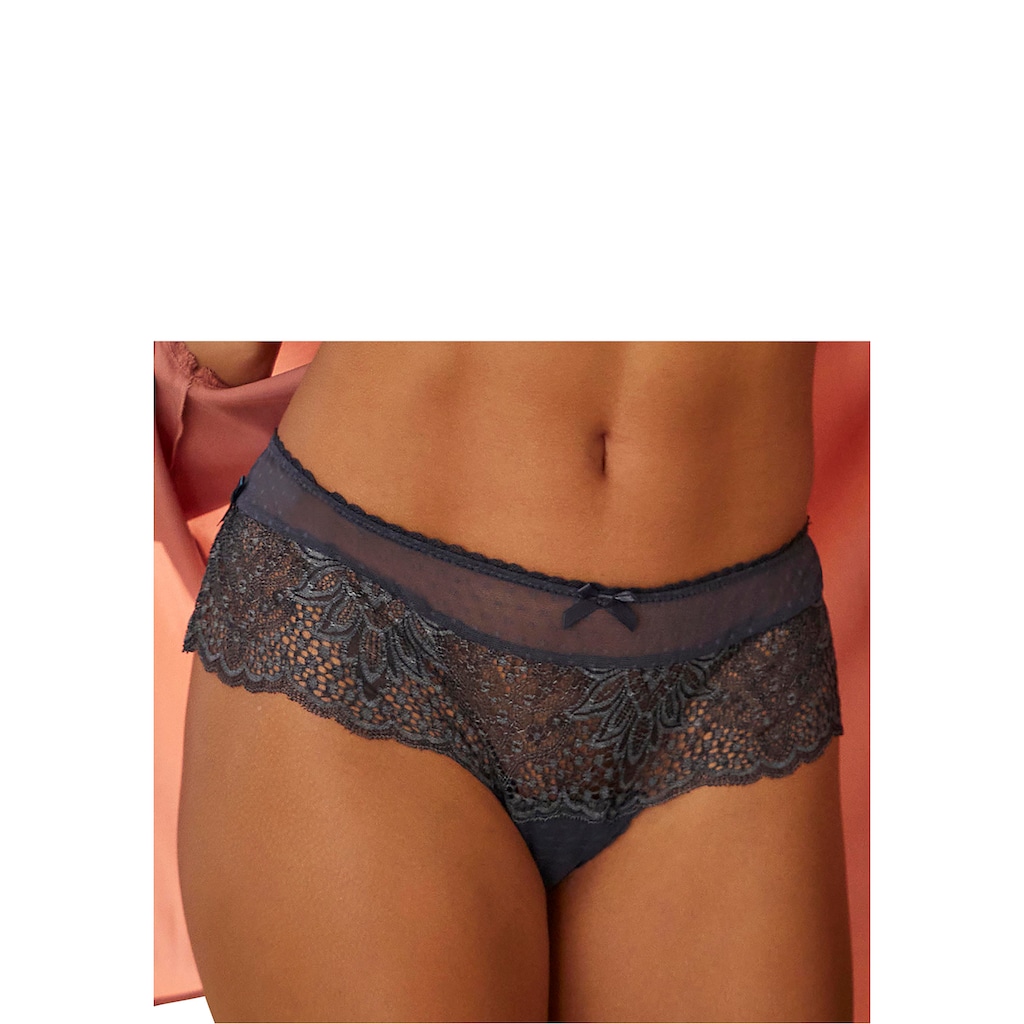 Vivance Stringpanty, aus extravaganter Spitze mit seitlichen Schlitzen