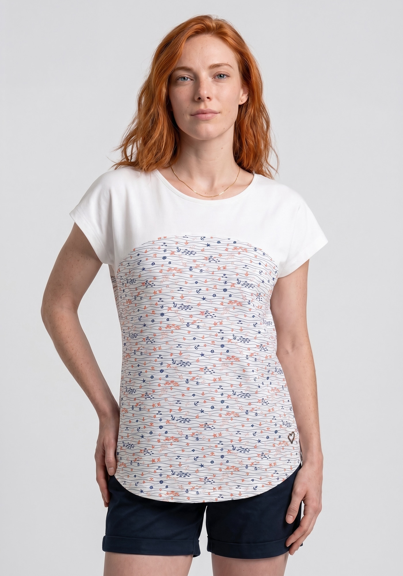 Alife & Kickin "FridaAK B" vielseitiges Basic-Shirt mit Herzaufnäher und rundem Saum