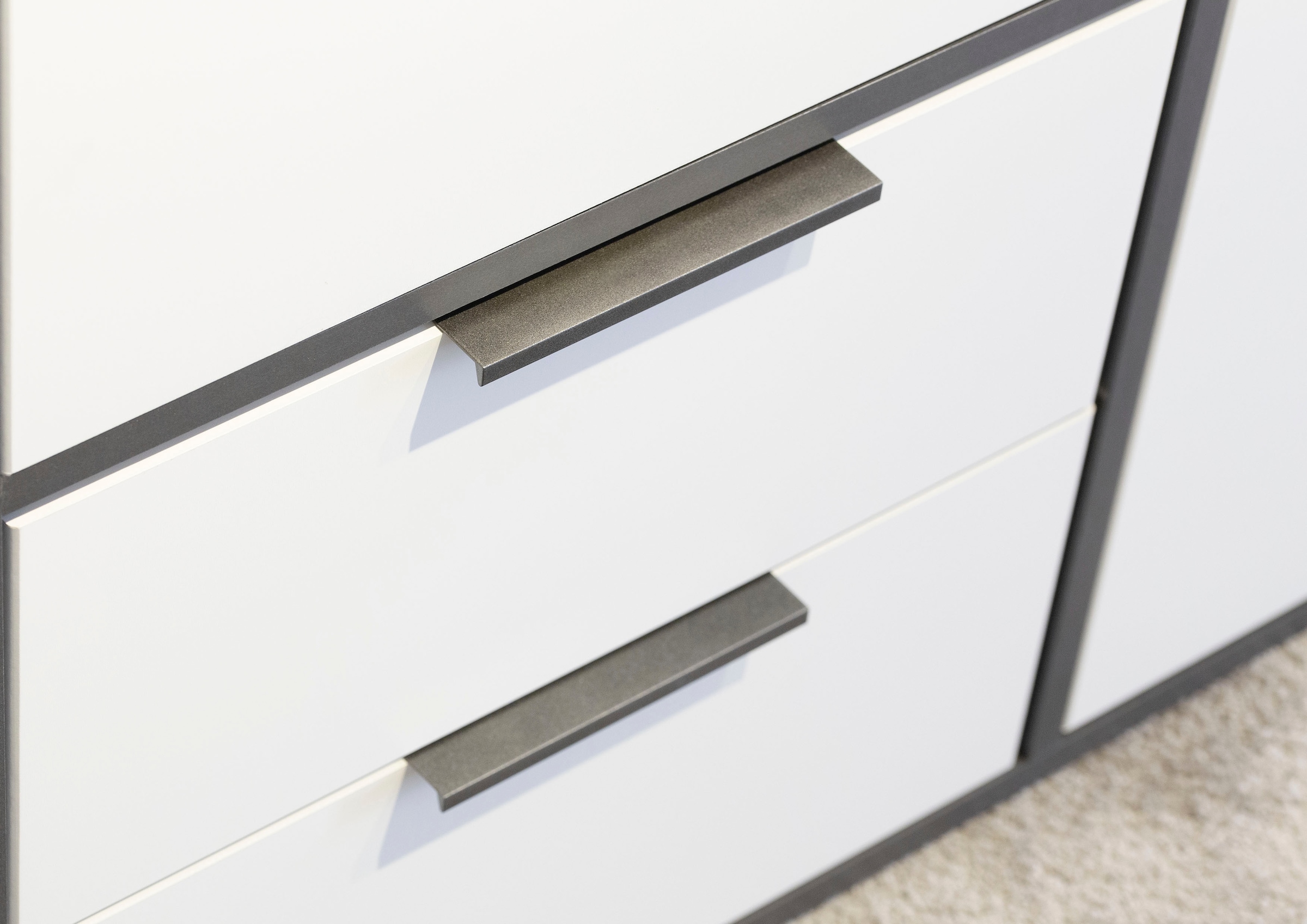 rauch Drehtürenschrank »Kleiderschrank Schrank Garderobe Wäscheschrank NAGATA viel Stauraum«, (in 3 verschiedenen Ausstattungen BASIC/CLASSIC/PREMIUM), mit Schubladen sowie Stangengriffen TOPSELLER MADE IN GERMANY