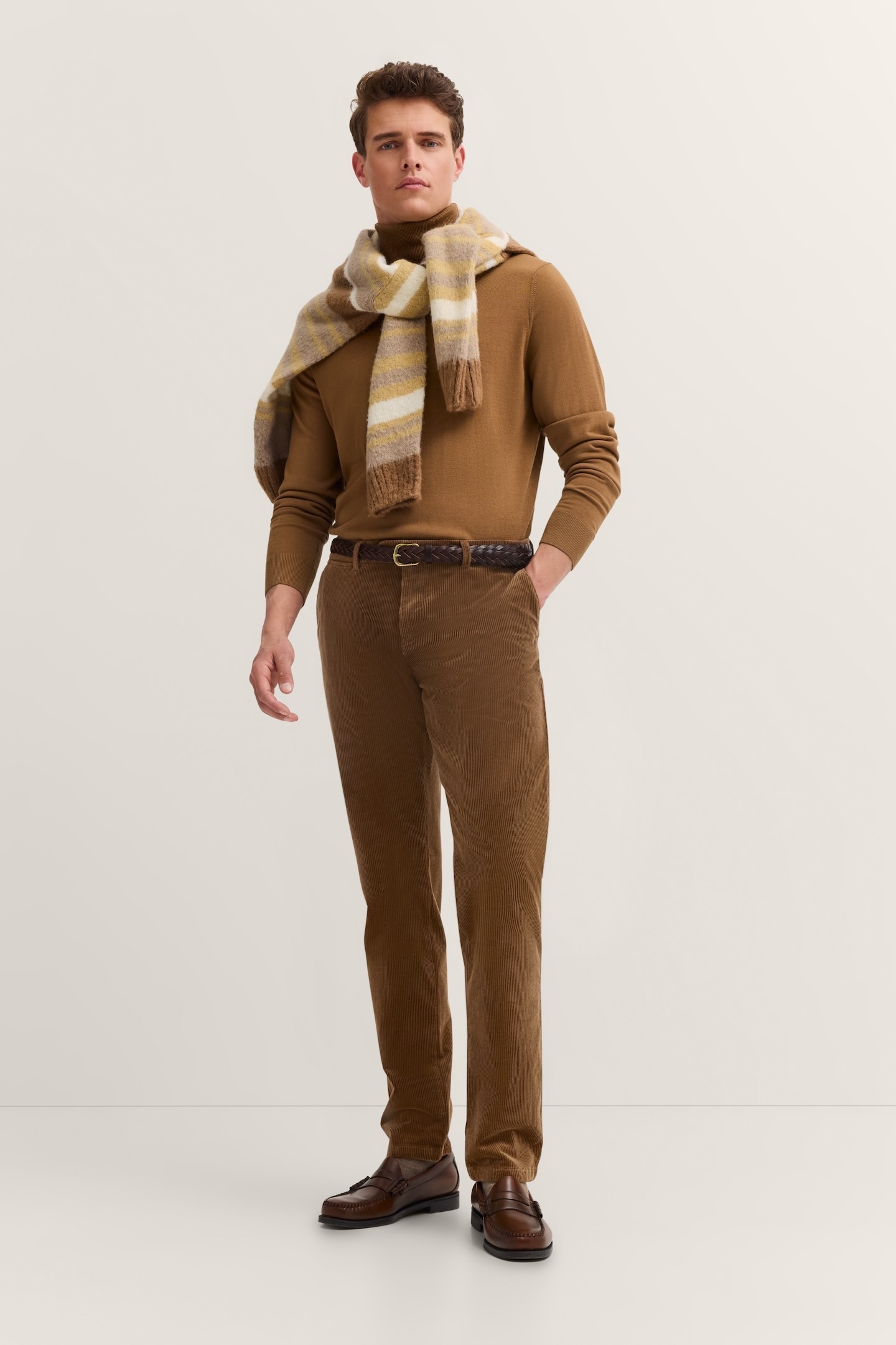 Cordhose BUGATTI "Modern Fit", Herren, Gr. 35, Länge 32, braun (640, camel), 77% Baumwolle, 22% Lyocell, 1% Elasthan, unifarben, normal, Hosen Cordhose, mit Soft Touch & Stretch-Komfort 3