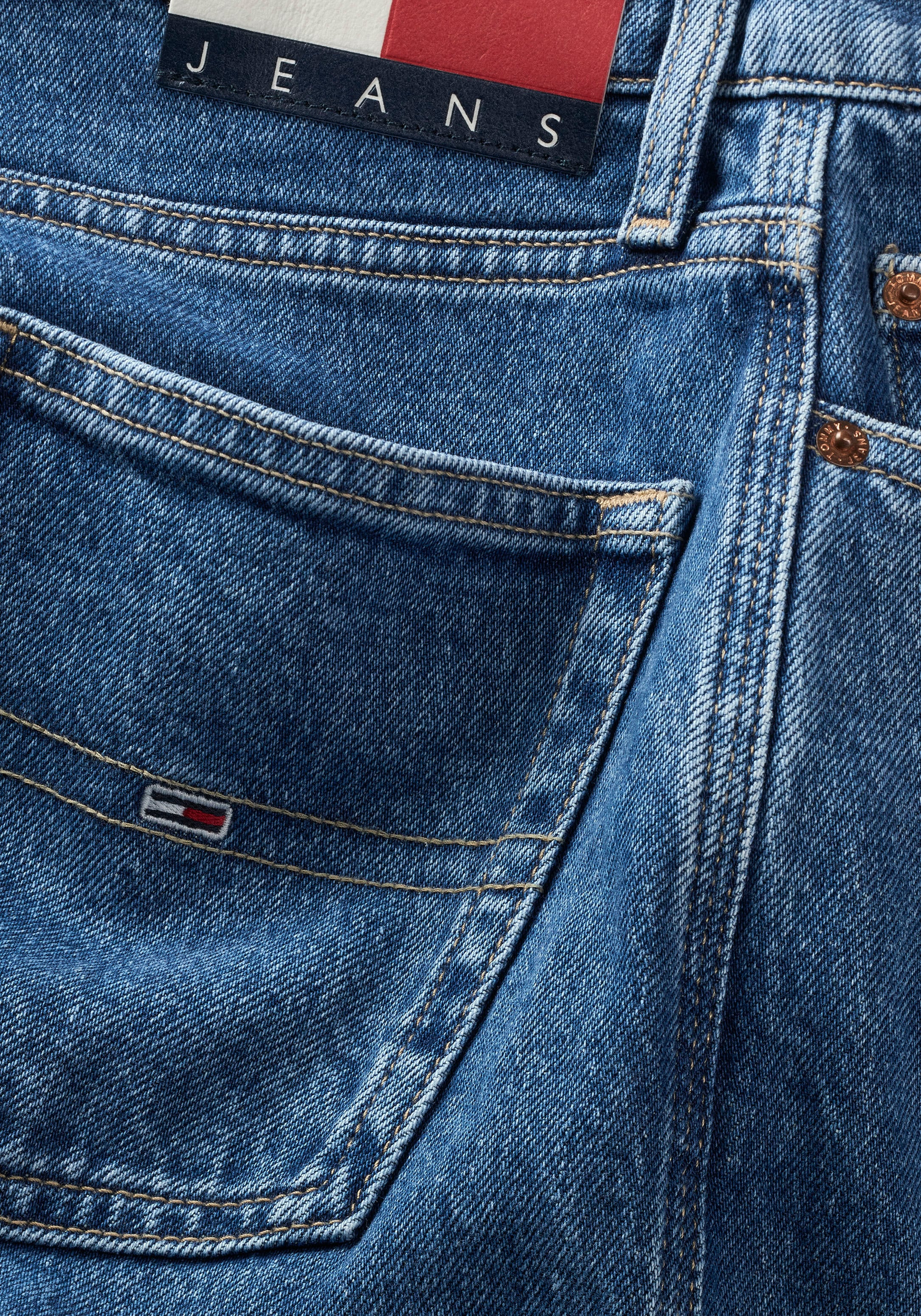 Tommy Jeans Weite Logo-Badge Jeans WD mit BAUR HGH Tommy | BH4116«, Jeans »CLAIRE für kaufen