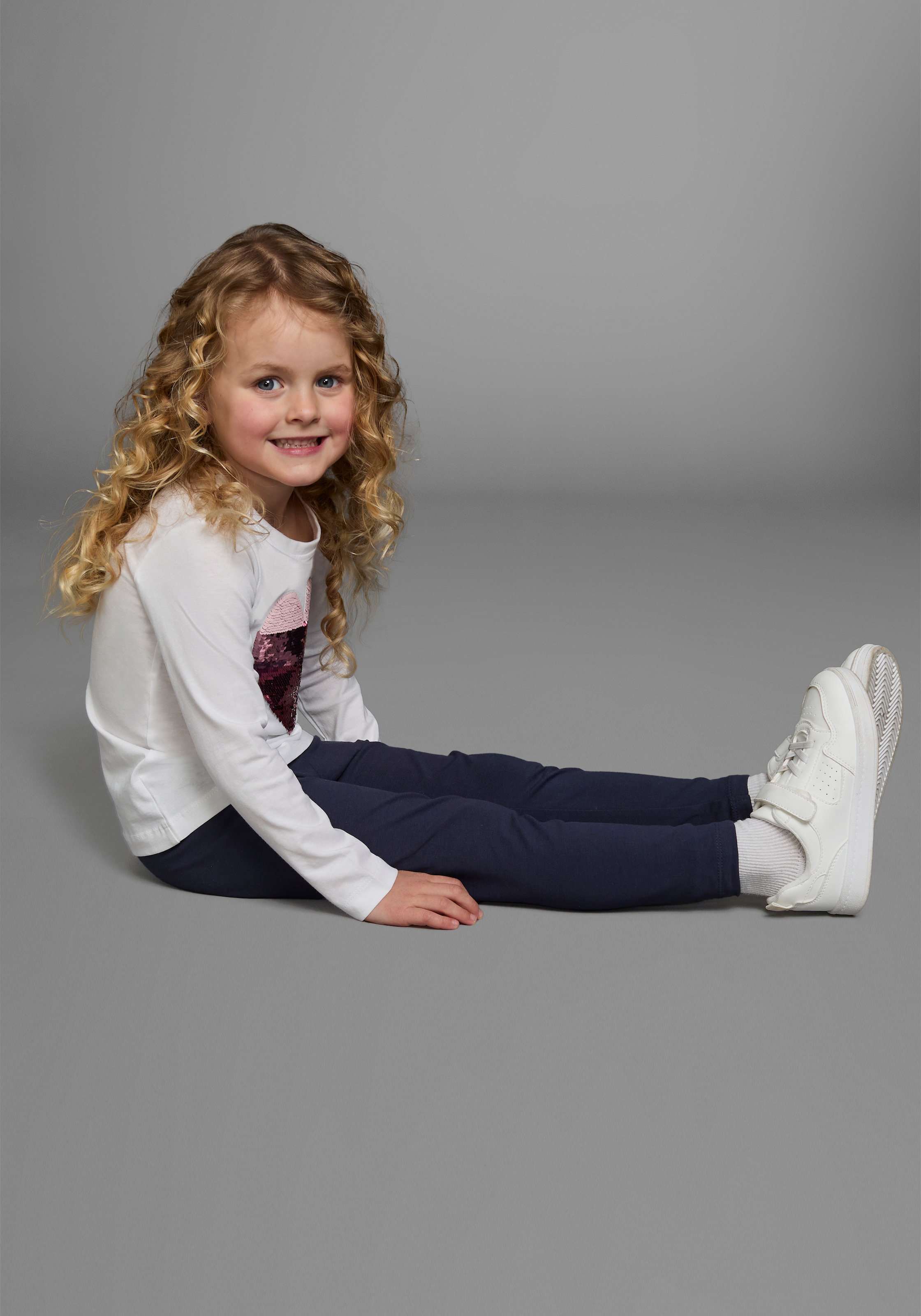 KIDSWORLD Langarmshirt », mit Paillettenherz zum Wenden«, Langarm, Basic-Passform, mit glitzernden Pailletten