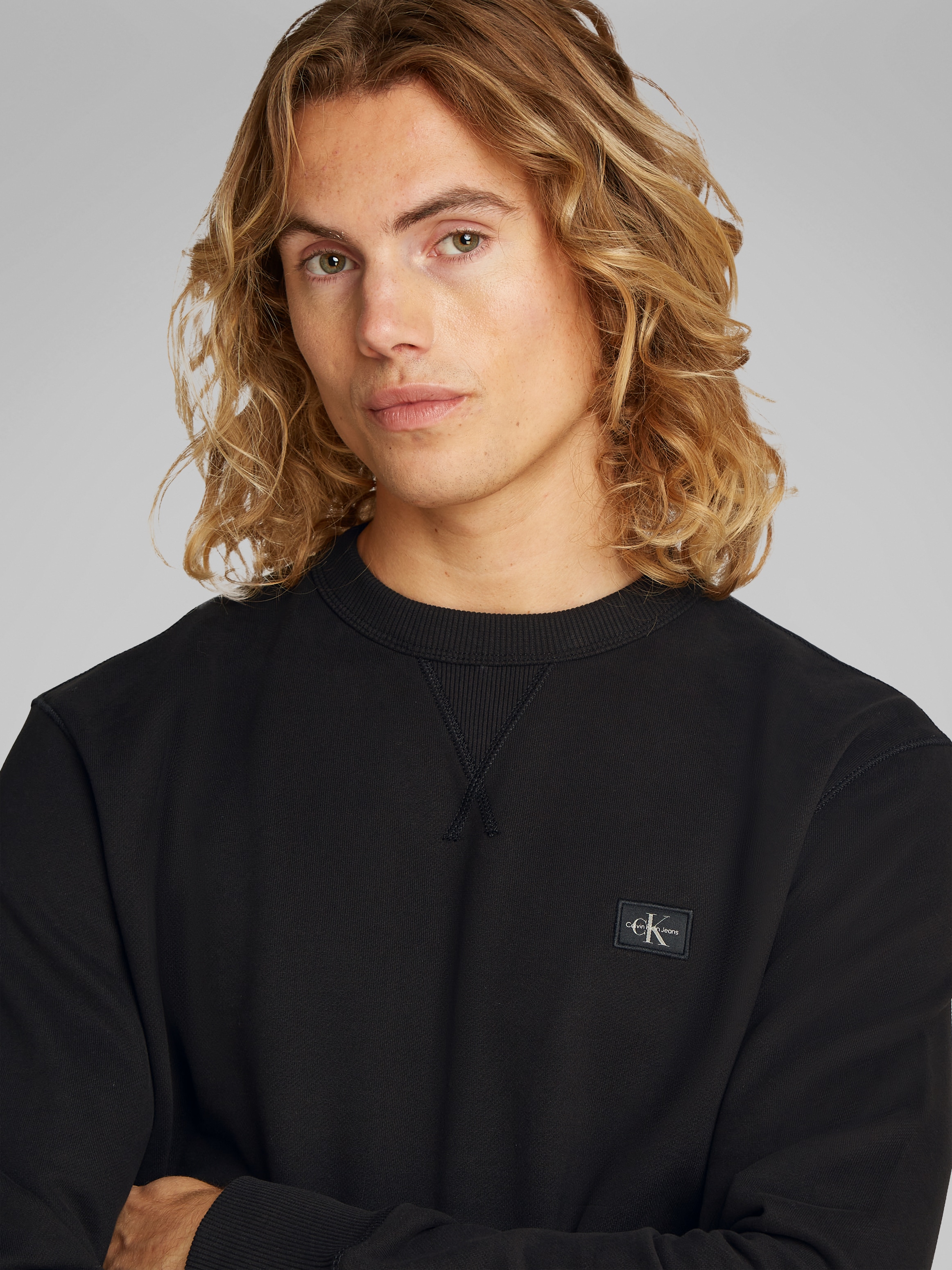Calvin Klein Jeans Sweatshirt »WOVEN LABEL CREW NECK«, Logostickerei