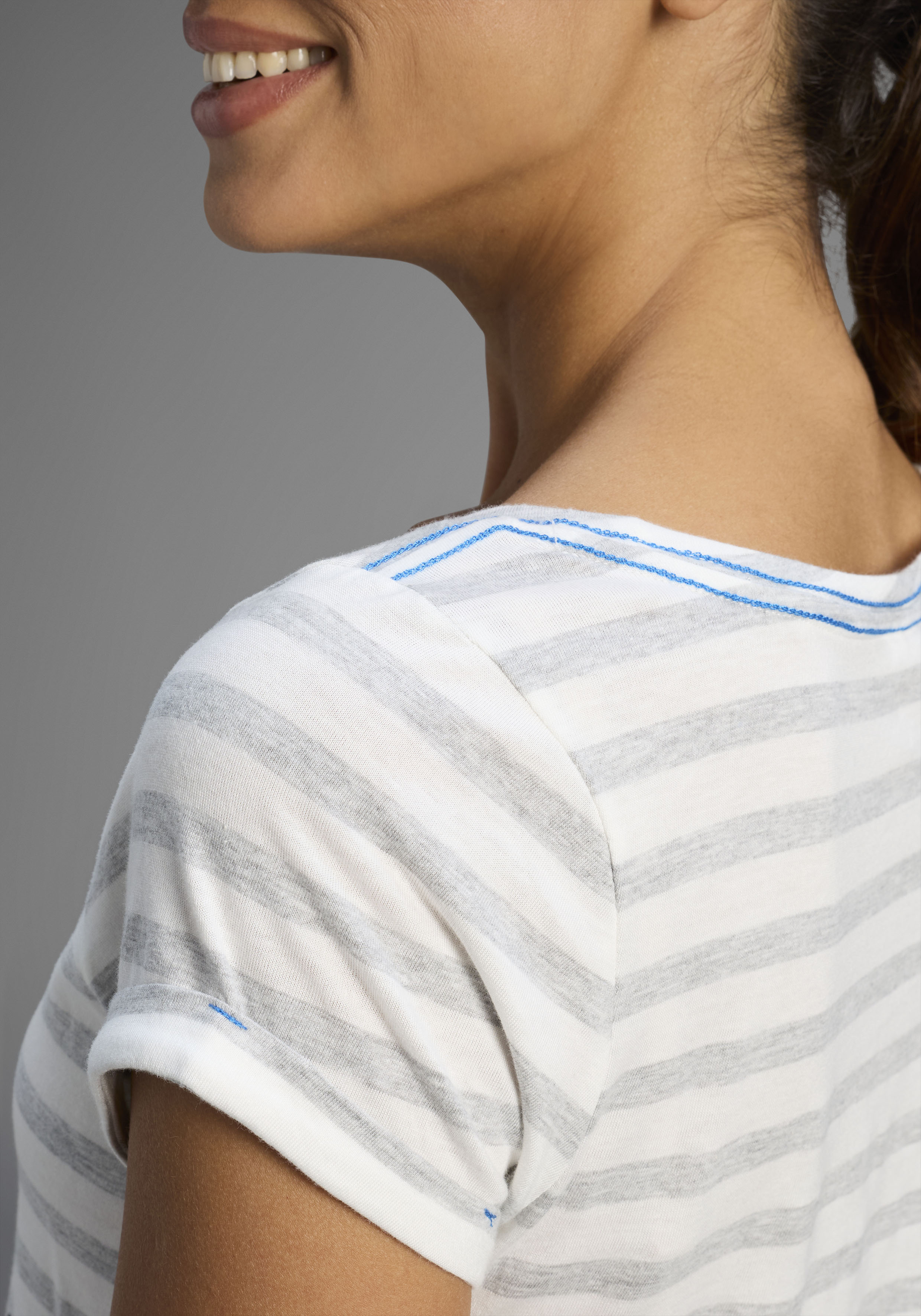 Thumbnail - KangaROOS Print-Shirt Kurzarm, figurbetonter Schnitt, mit Metallic-Print