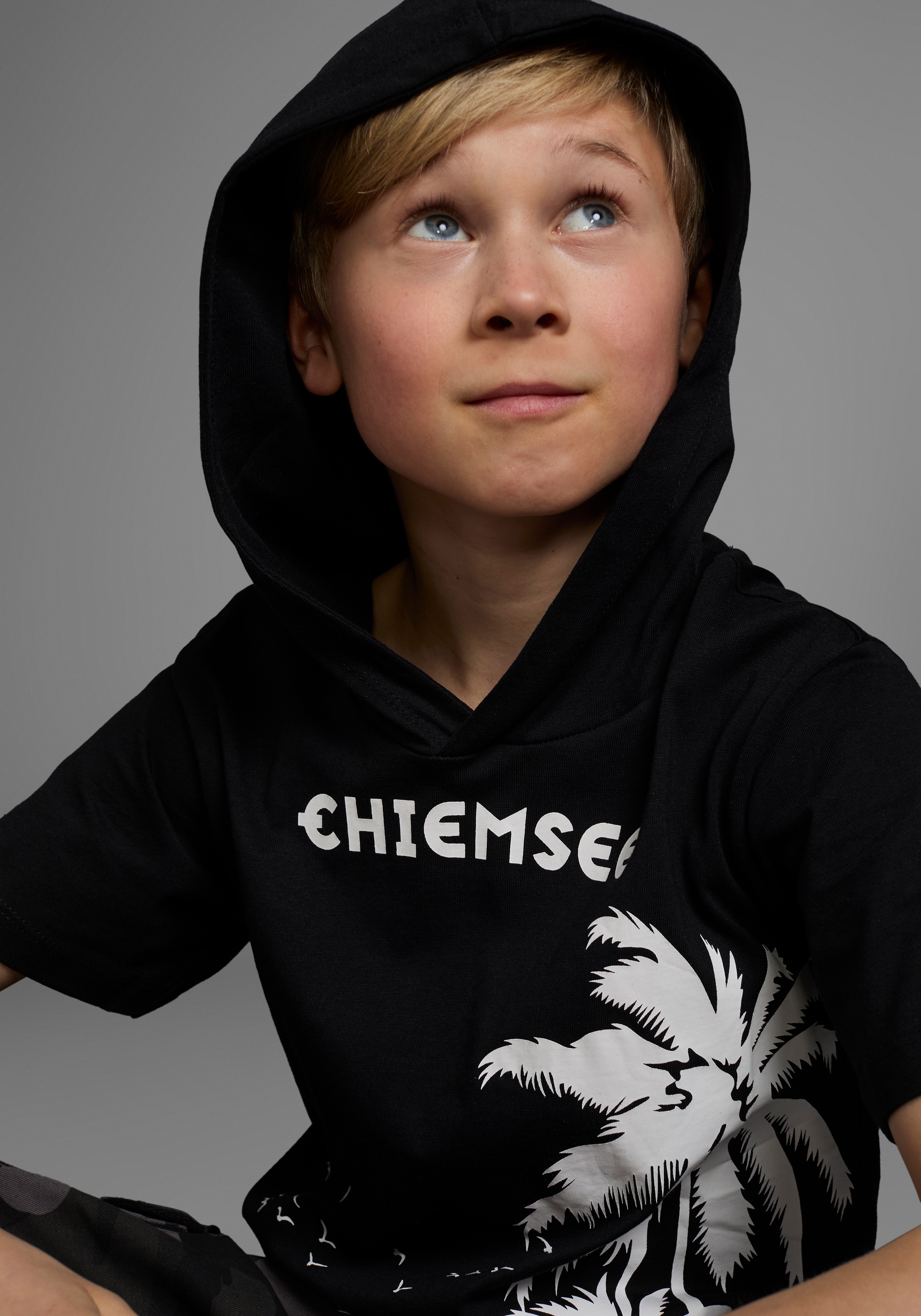 Thumbnail - Chiemsee T-Shirt "mit Palmendruck" kurzärmelig, bedruckt, mit Kapuze, aus Baumwolle, aus Jersey-Stoff