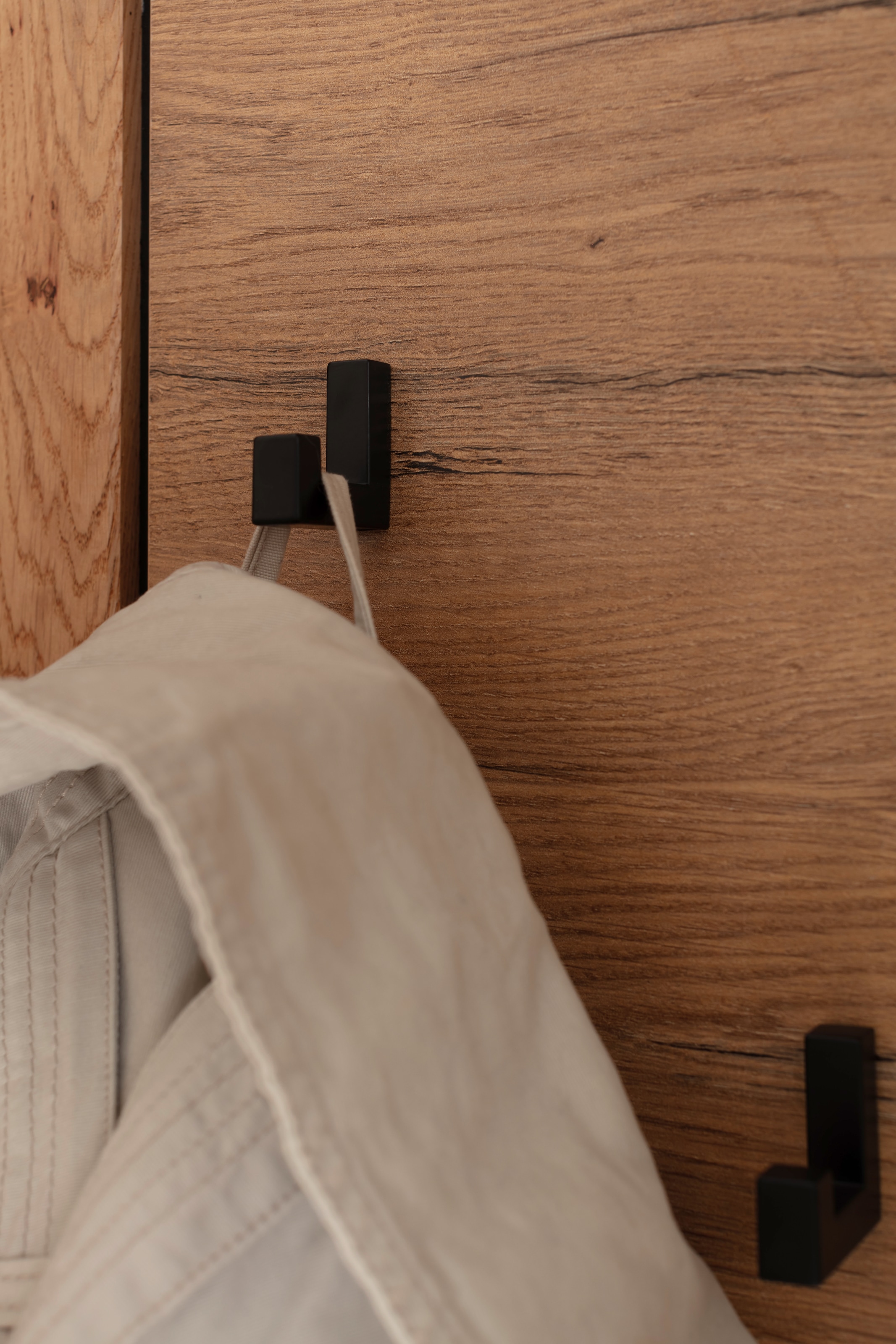 MCA living Garderobenpaneel »Greno Garderobenpaneel Wandgarderobe«, (1 St.), Ablageboden, Garderobenstange aus Metall, 5x Kleiderhaken
