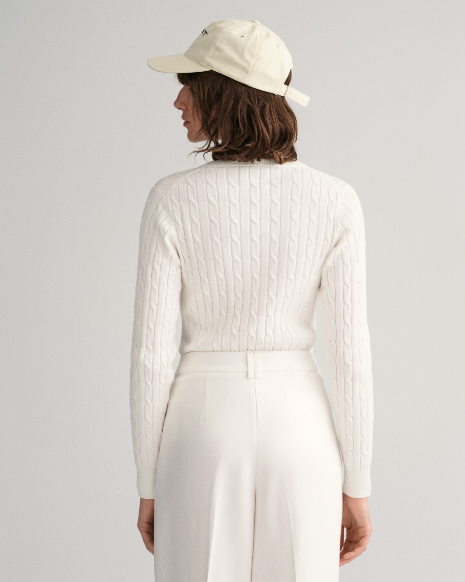 Gant Strickpullover »STRETCH COTTON CABLE V-NECK« mit Logostickerei auf der Brust