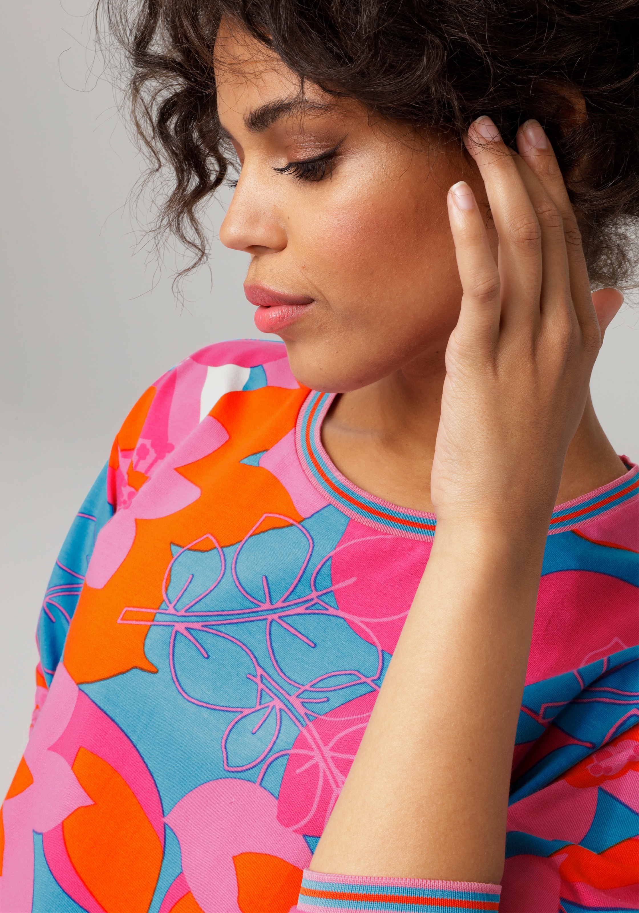 Aniston CASUAL kaufen mit BAUR farbenfrohen großflächigem, | für Blumendruck Sweatshirt