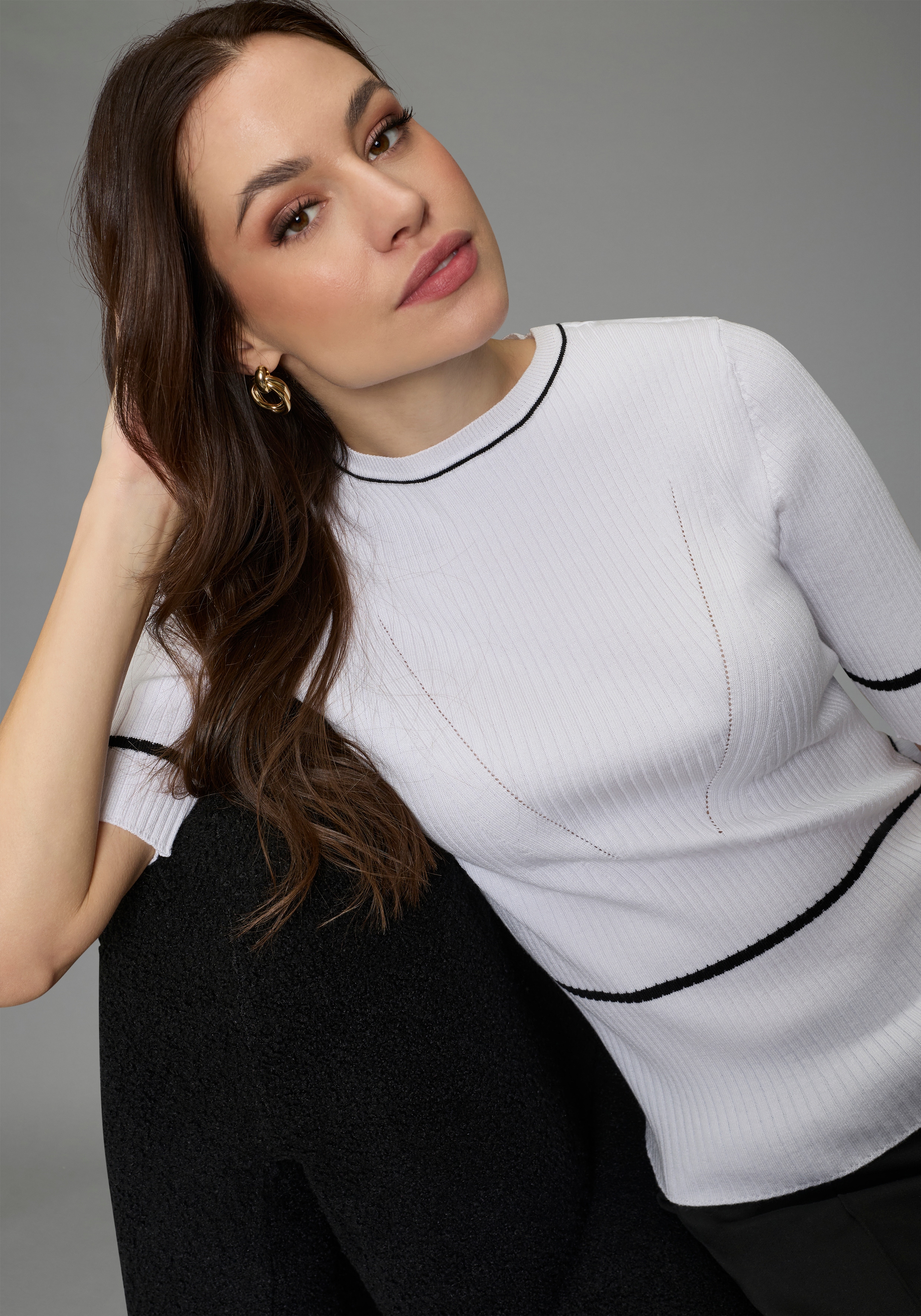 Thumbnail - Bruno Banani Kurzarmpullover aus Rippstrick, mit Kontrast-Details, figurbetonte Passform