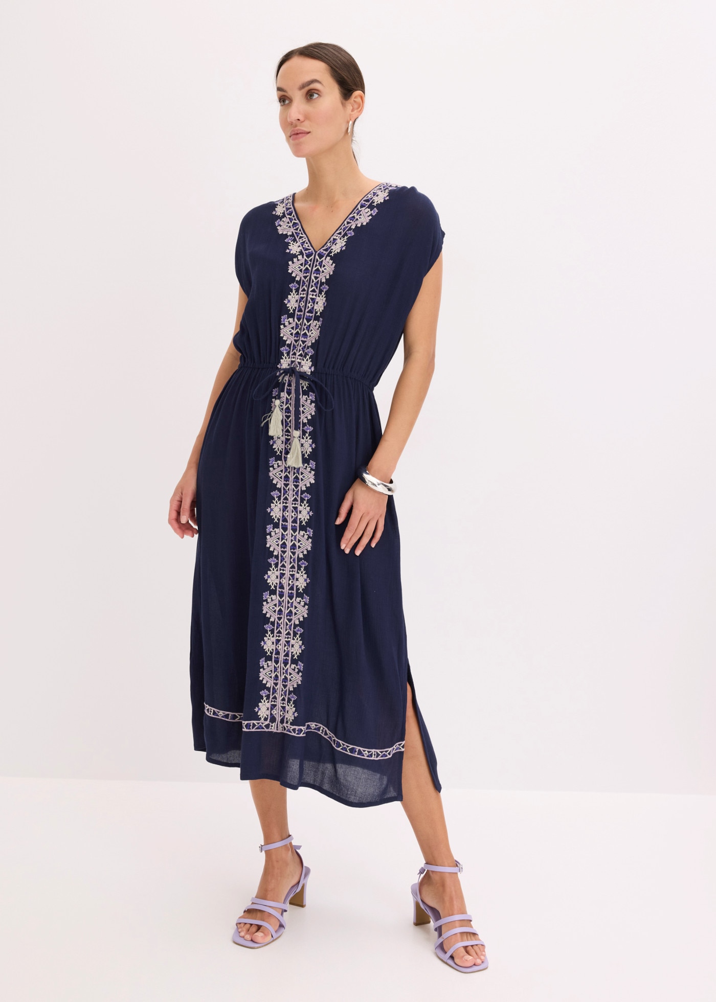 bonprix Midikleid aus Viskose, mit feiner Stickerei, ausgestellte Passform