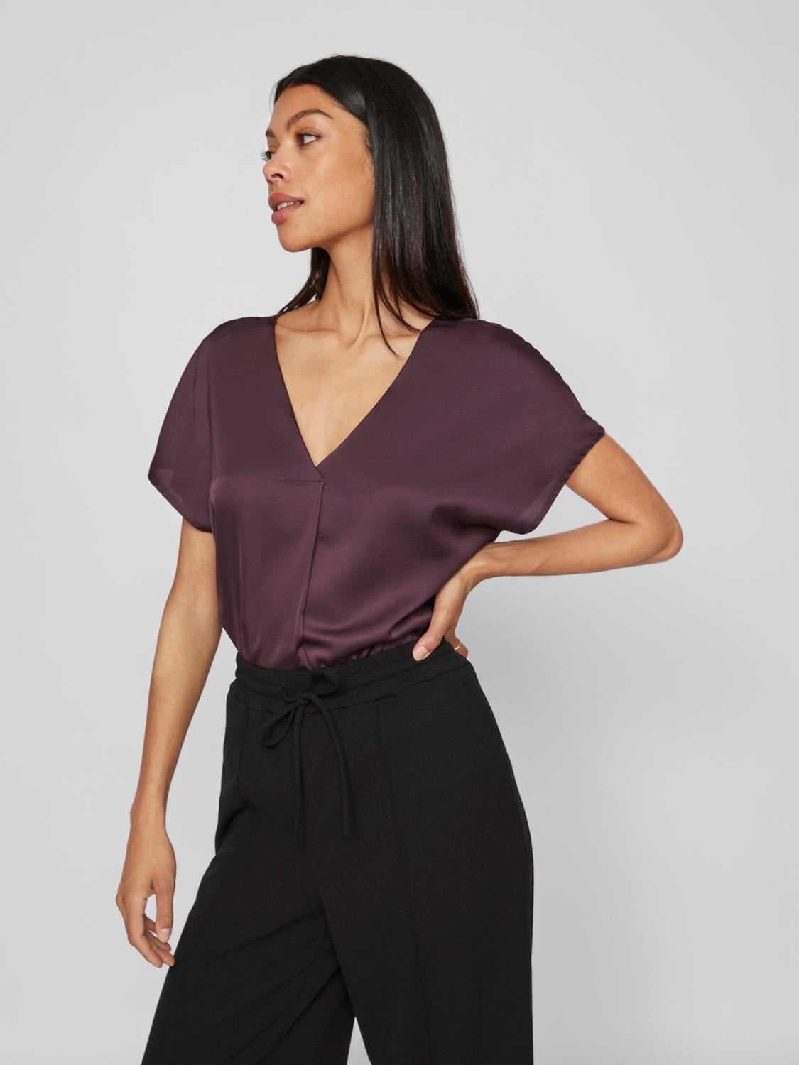 Vila V-Shirt "VIELLETTE V-NECK S/S SATIN TOP - NOOS"