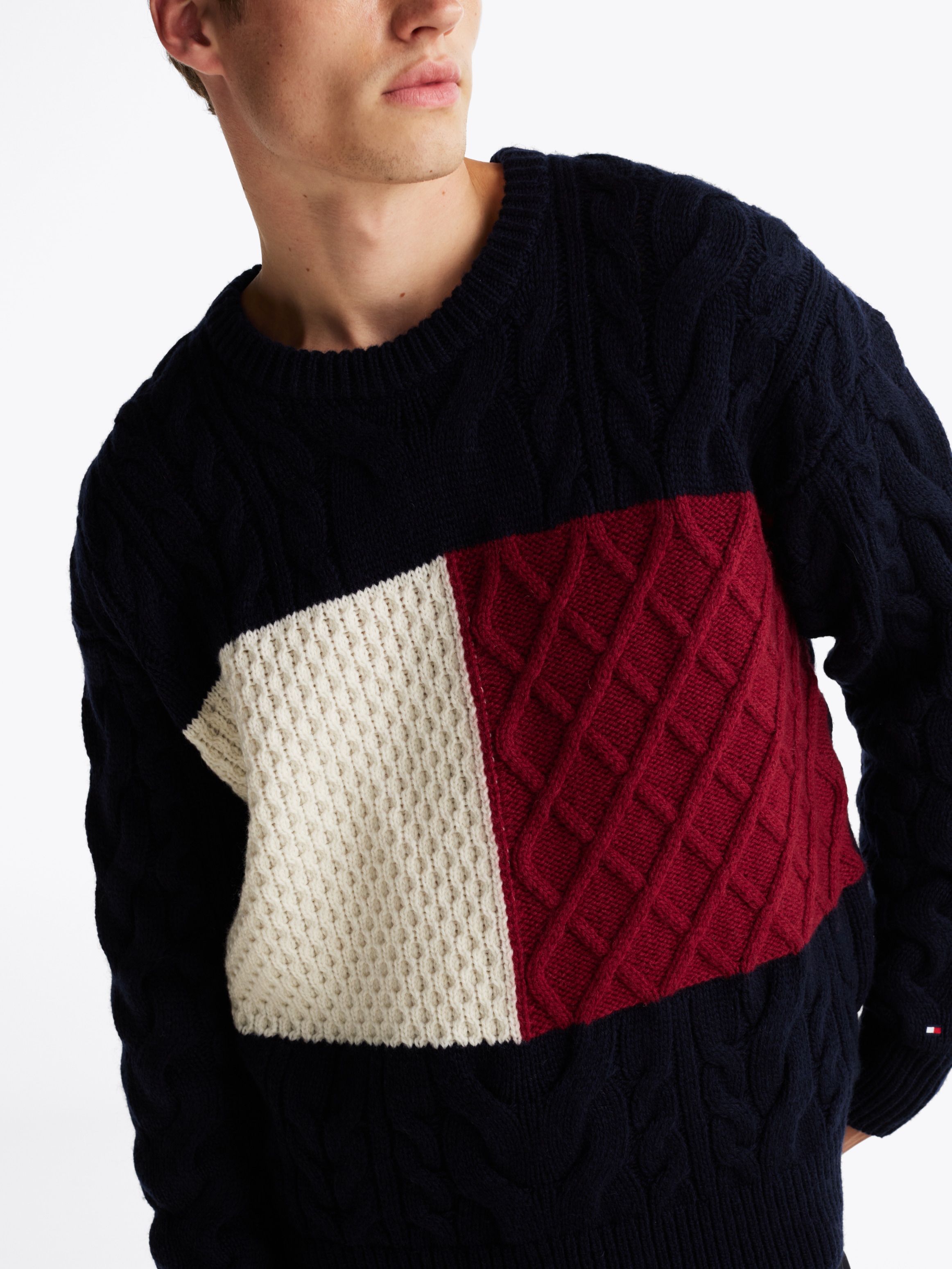 Tommy Hilfiger Rundhalspullover »CABLE FLAG SWEATER«, mit Colorblocking-Design vorne