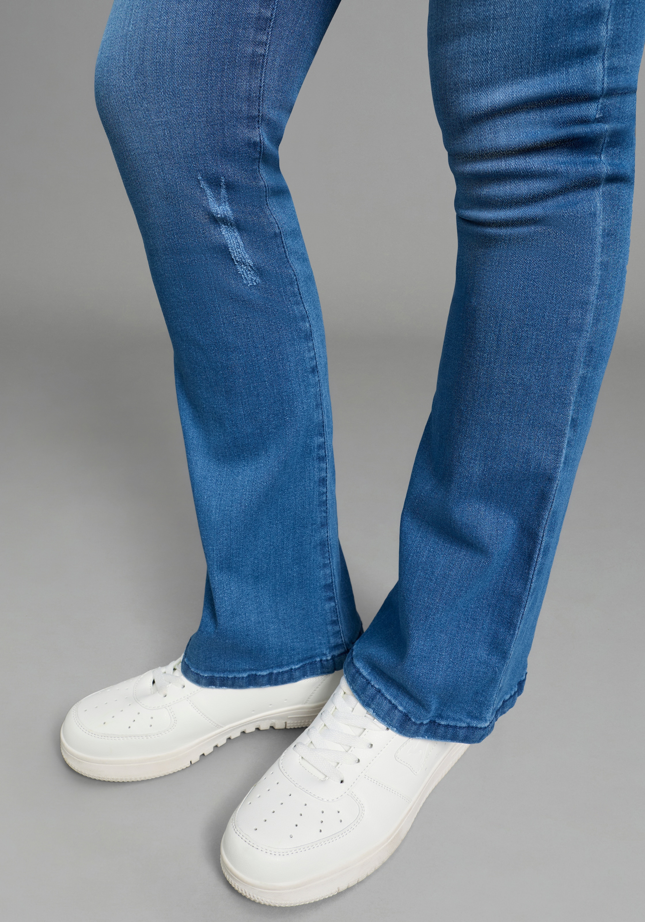 KangaROOS Bootcut-Jeans mit ausgestellter Beinform, aus Baumwolle und Elasthan