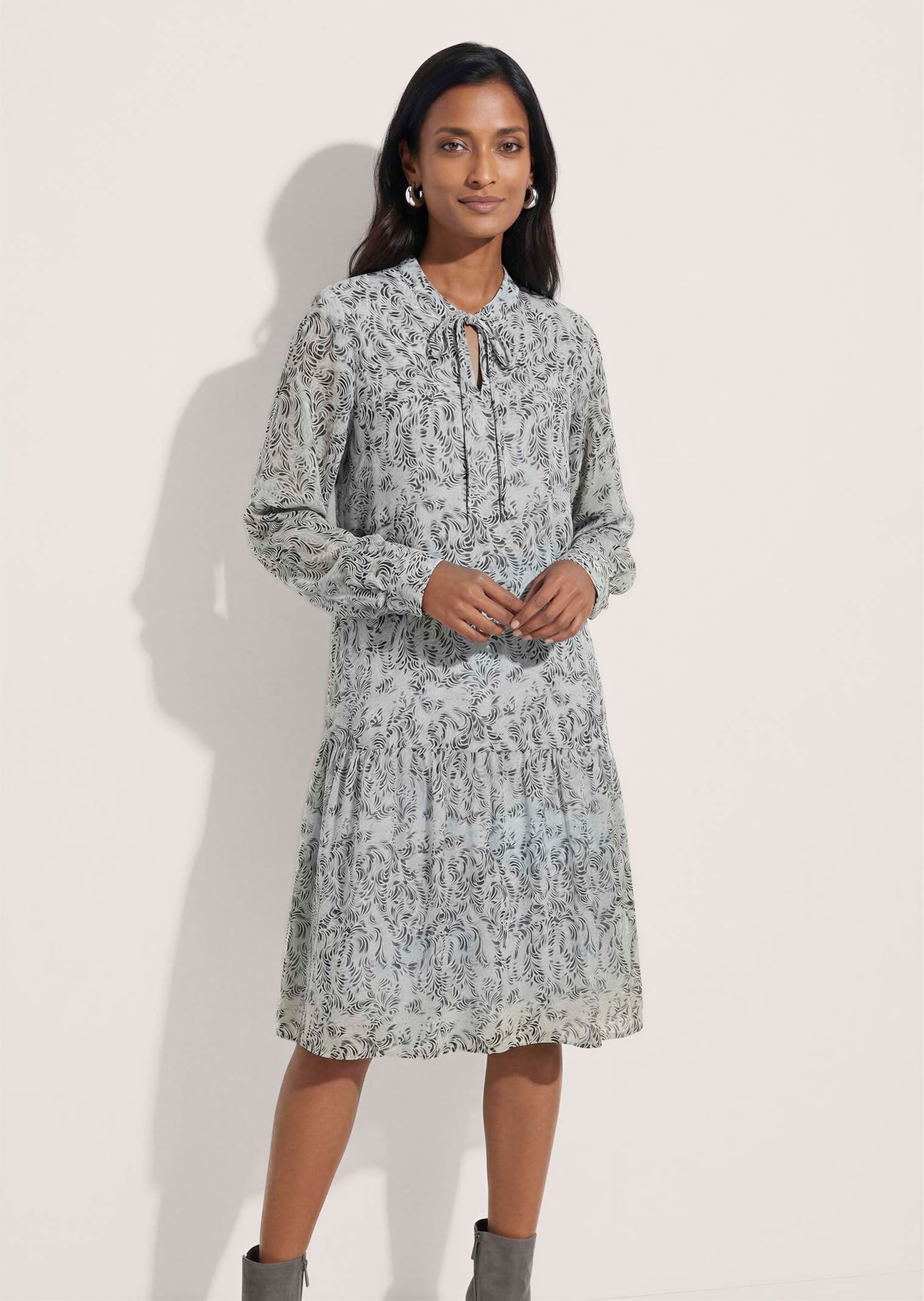 MADELEINE Midikleid »Kleid Romantisches Midikleid mit Volants« Ohne Tasche