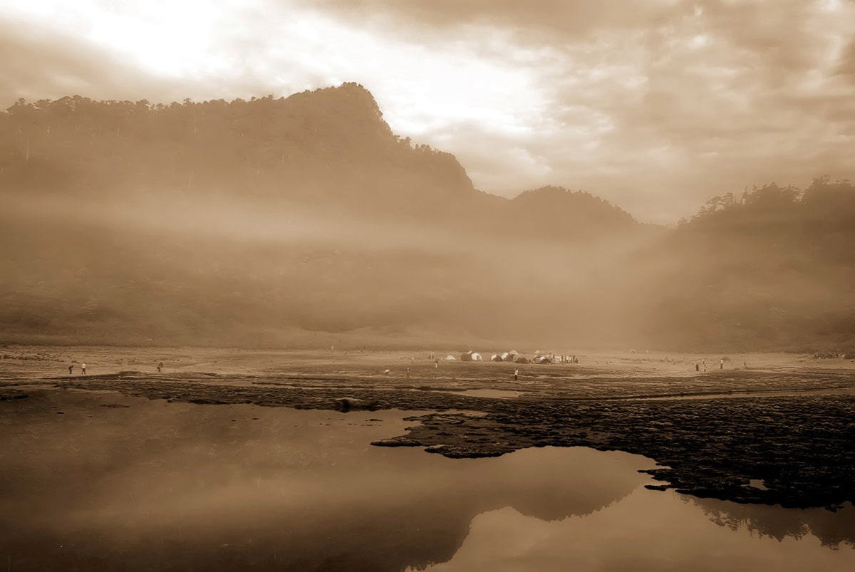Papermoon Fototapete "Neblige Landschaft"