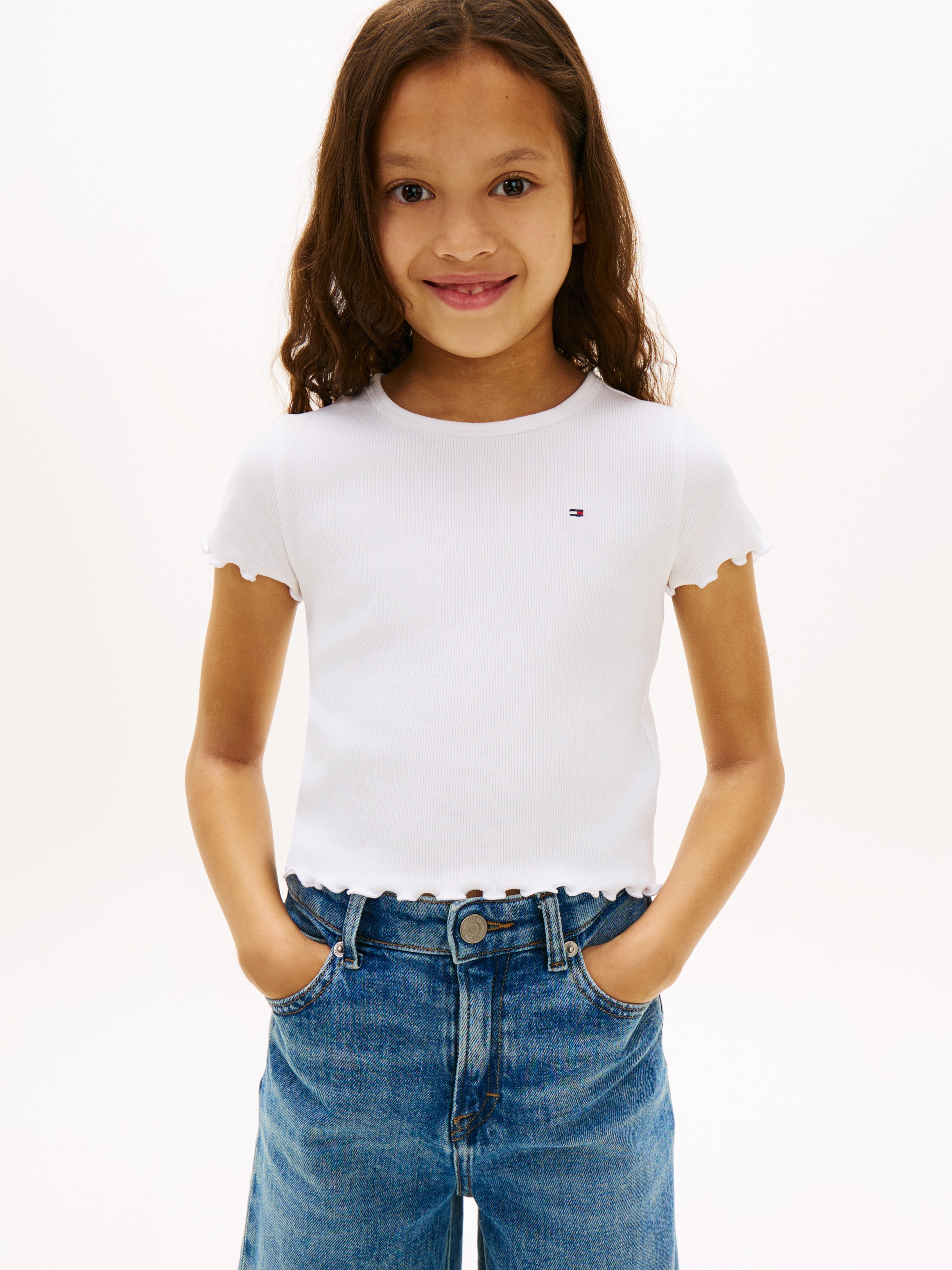 T-Shirt TOMMY HILFIGER "ESSENTIAL RIB TOP mit Babylock-Kanten und Stickerei", Mädchen, Gr. 6 (116), weiß, Rippware, Obermaterial: 95% Baumwolle, 5% Elasthan, unifarben, normal hüftlang, Rundhals, Rollkante, Shirts T-Shirt, unifarben, casual, regular fit, 
