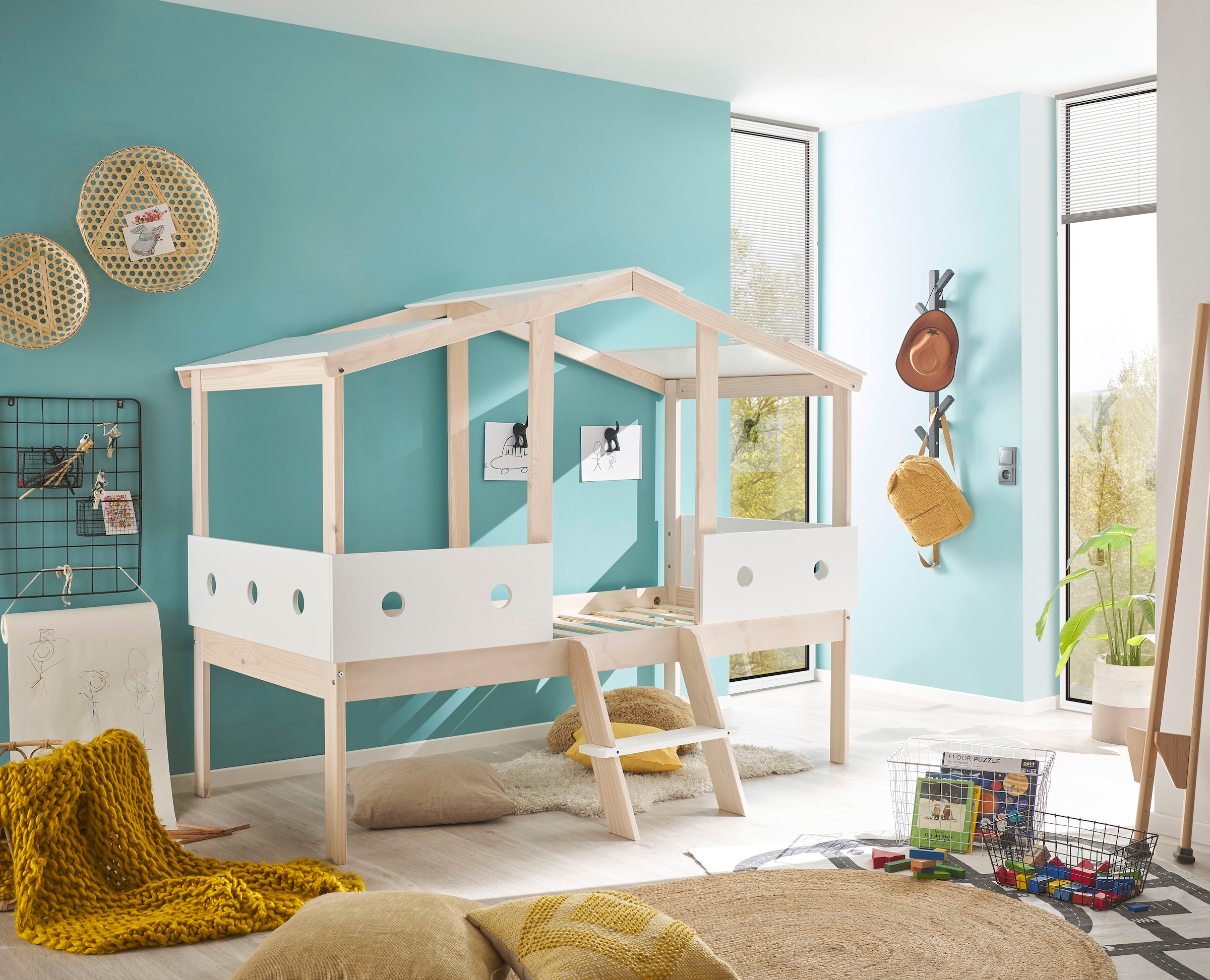 Begabino Hausbett »Cortino Bett, Kinderbett mit Leiter auf Stelzen«, mit Dachgestell und runden Aussparungen in den Bettseiten