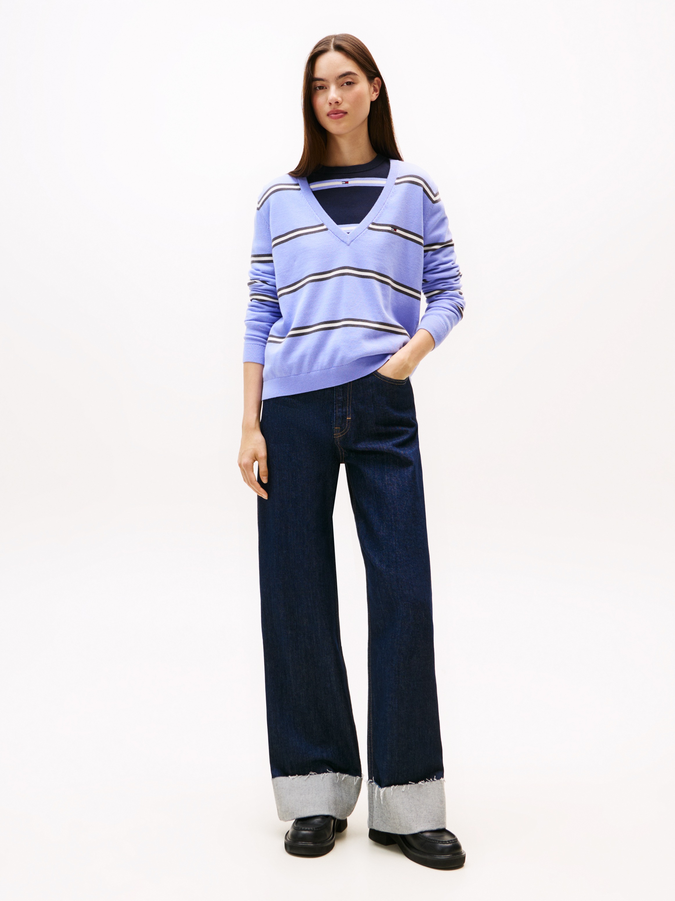 Tommy Jeans V-Ausschnitt-Pullover »TJW ESSENTIAL VNECK SWEATER EXT«, mit Logostickerei