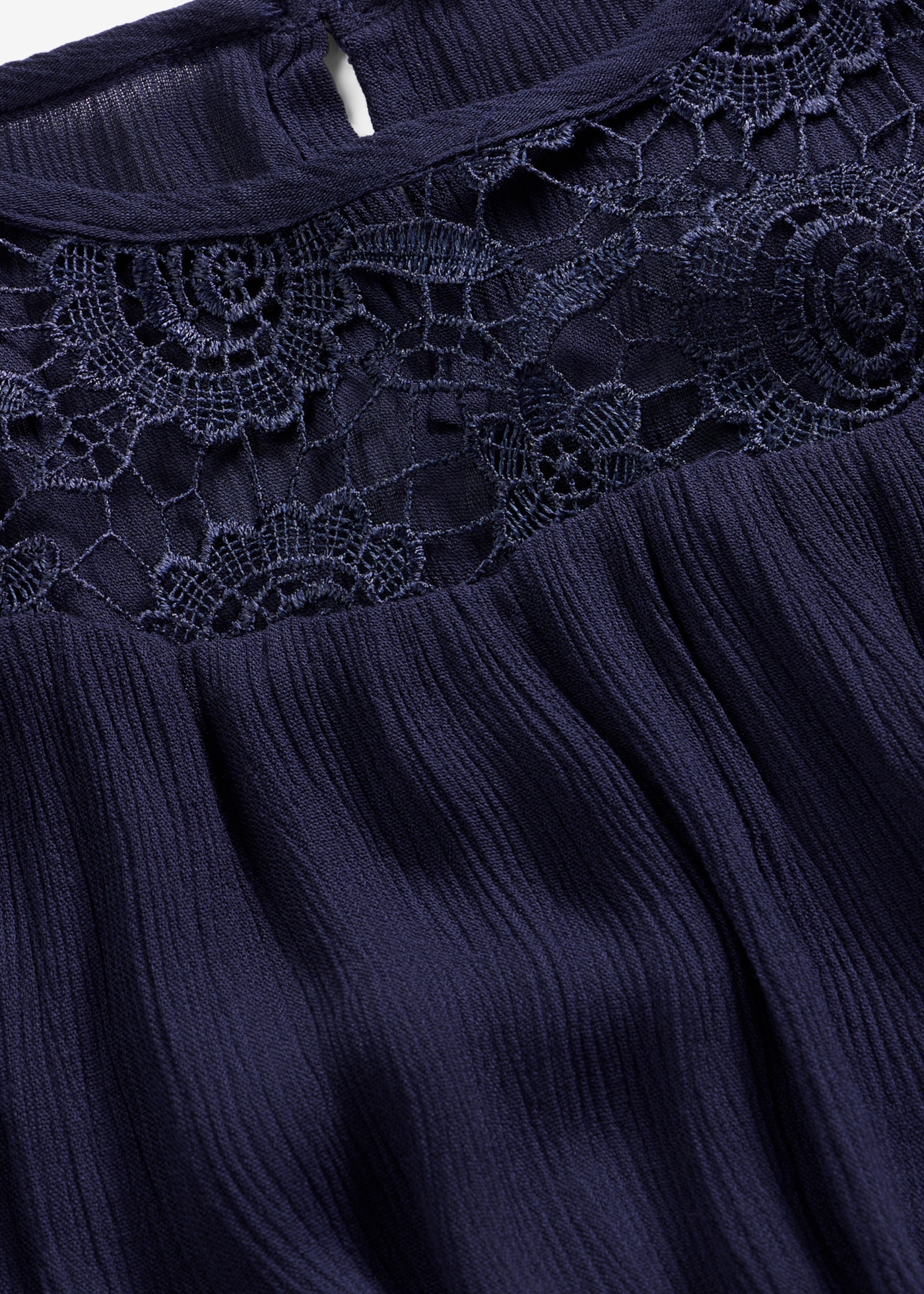 bonprix Kurzarmbluse »Bluse aus reiner Viskose« bequeme Passform, Crêpe aus Viskose, mit tollem Spitzeneinsatz