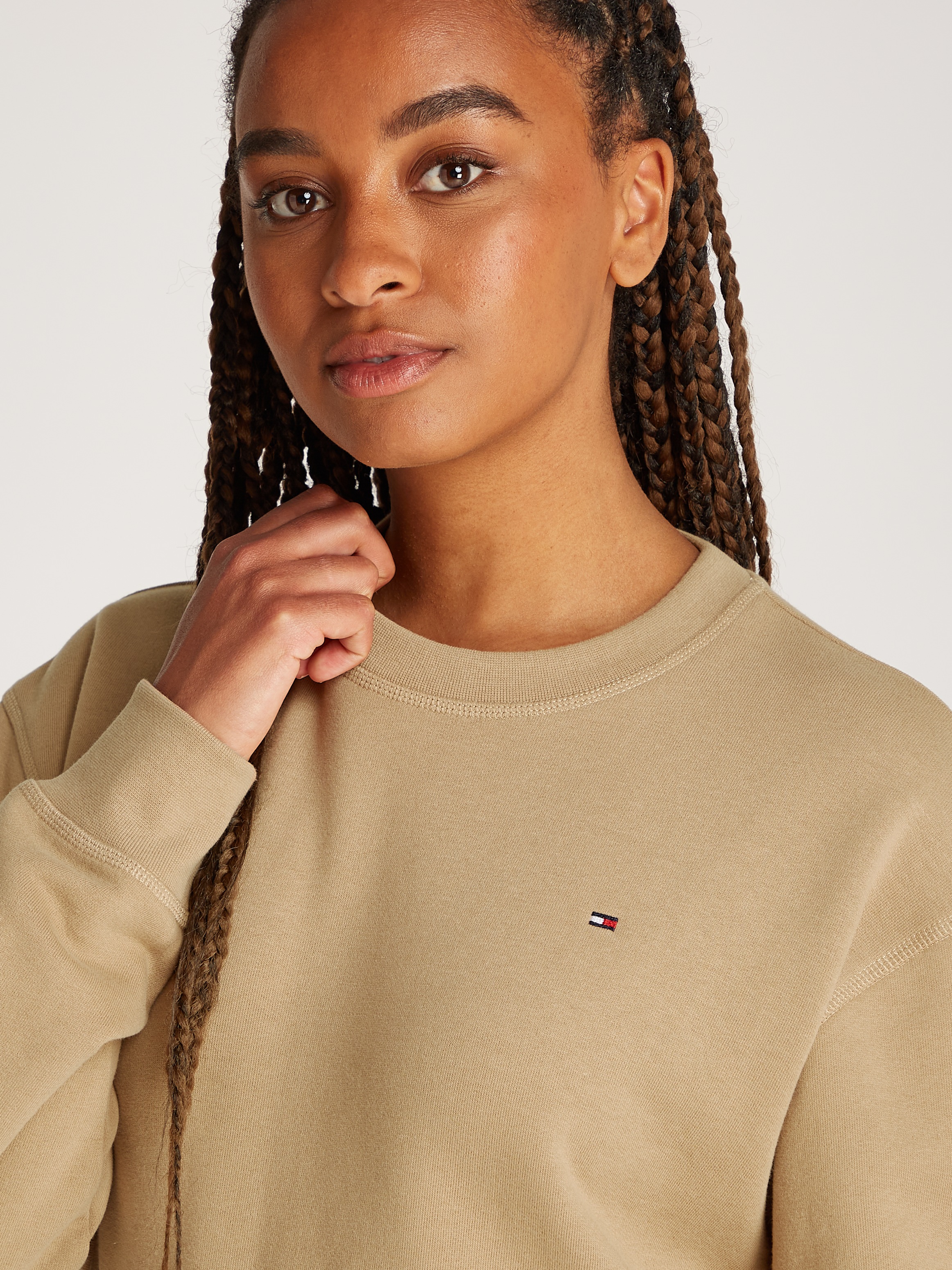 Tommy Hilfiger Sweatshirt »REG FLAG ON CHEST SWTSHRT«, mit Logo-Stickerei