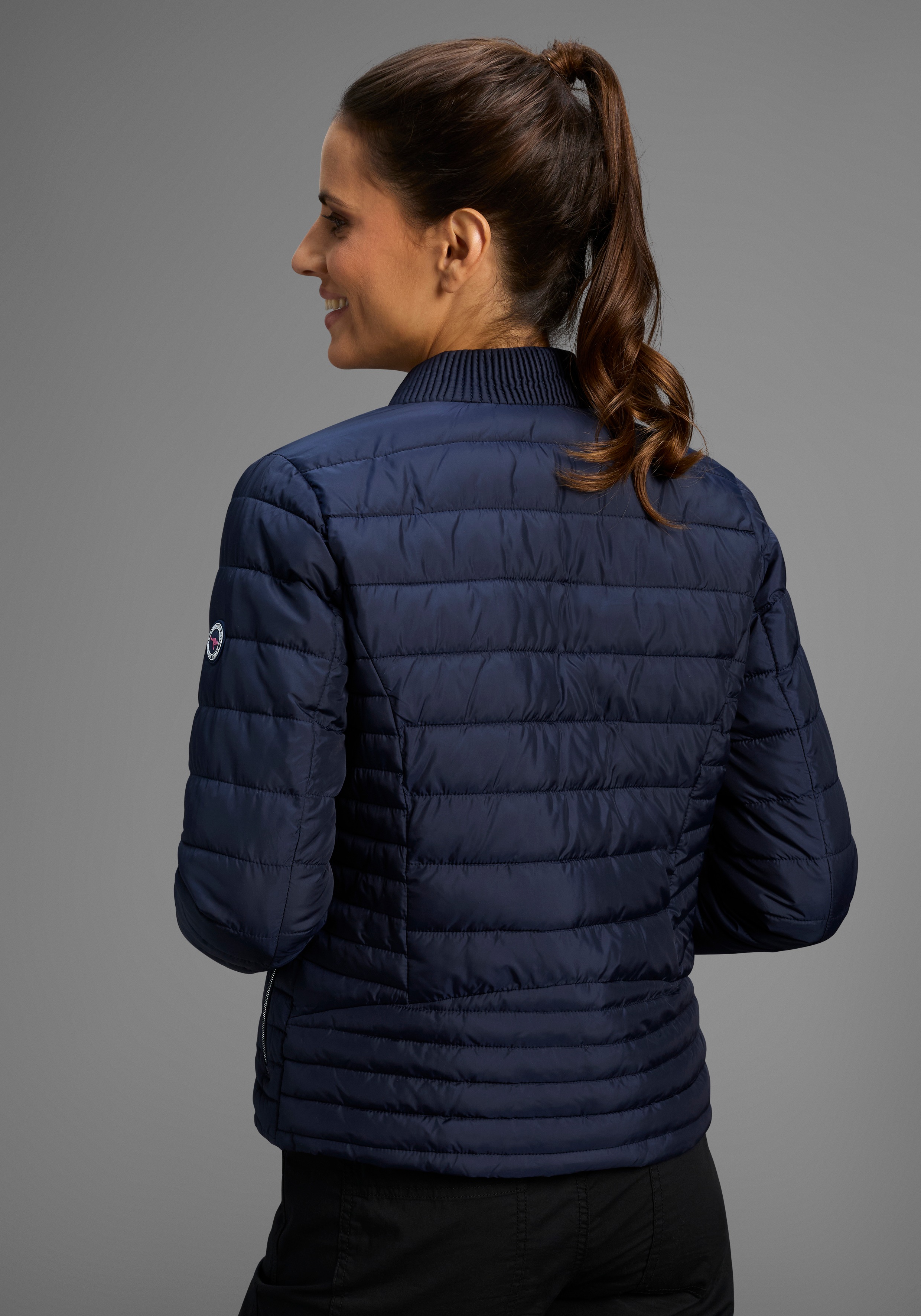 Thumbnail - KangaROOS Steppjacke Übergangsjacke, figurbetonter Schnitt, hüftlange Passform