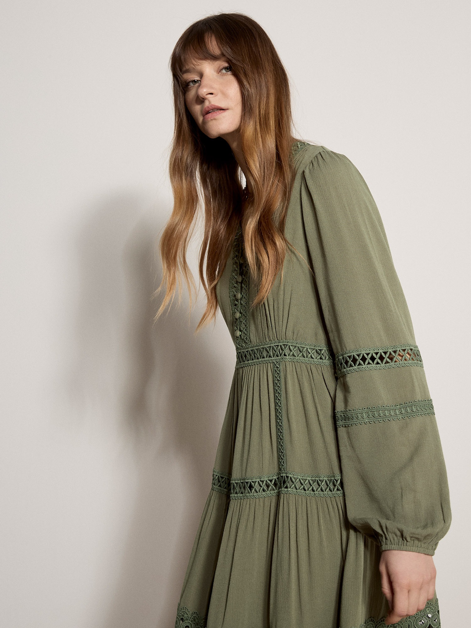 Apricot Midikleid »Midikleid« mit Spitzenbesatz und Stufen