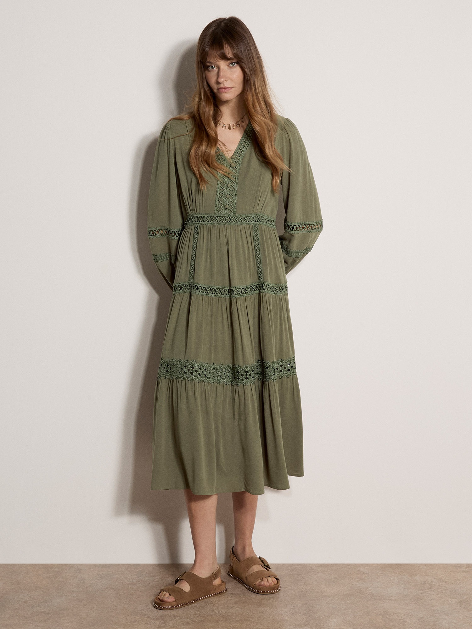Apricot Midikleid »Midikleid« mit Spitzenbesatz und Stufen