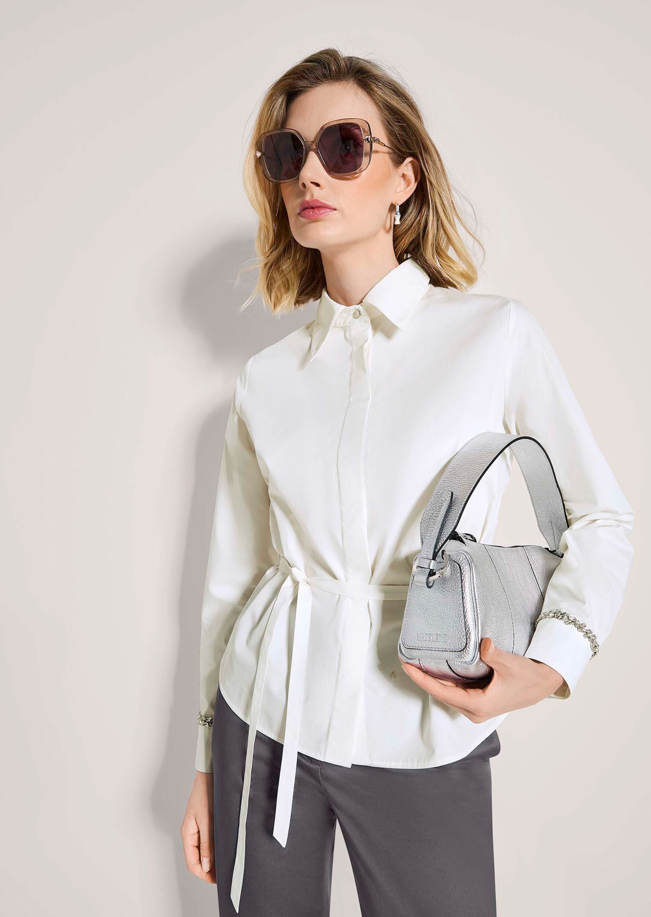MADELEINE Langarmbluse »Hemdbluse Baumwollbluse mit Bindeband« Bluse mit dekorativen Strasssteinen auf der Manschette und Bindeband in der Taille