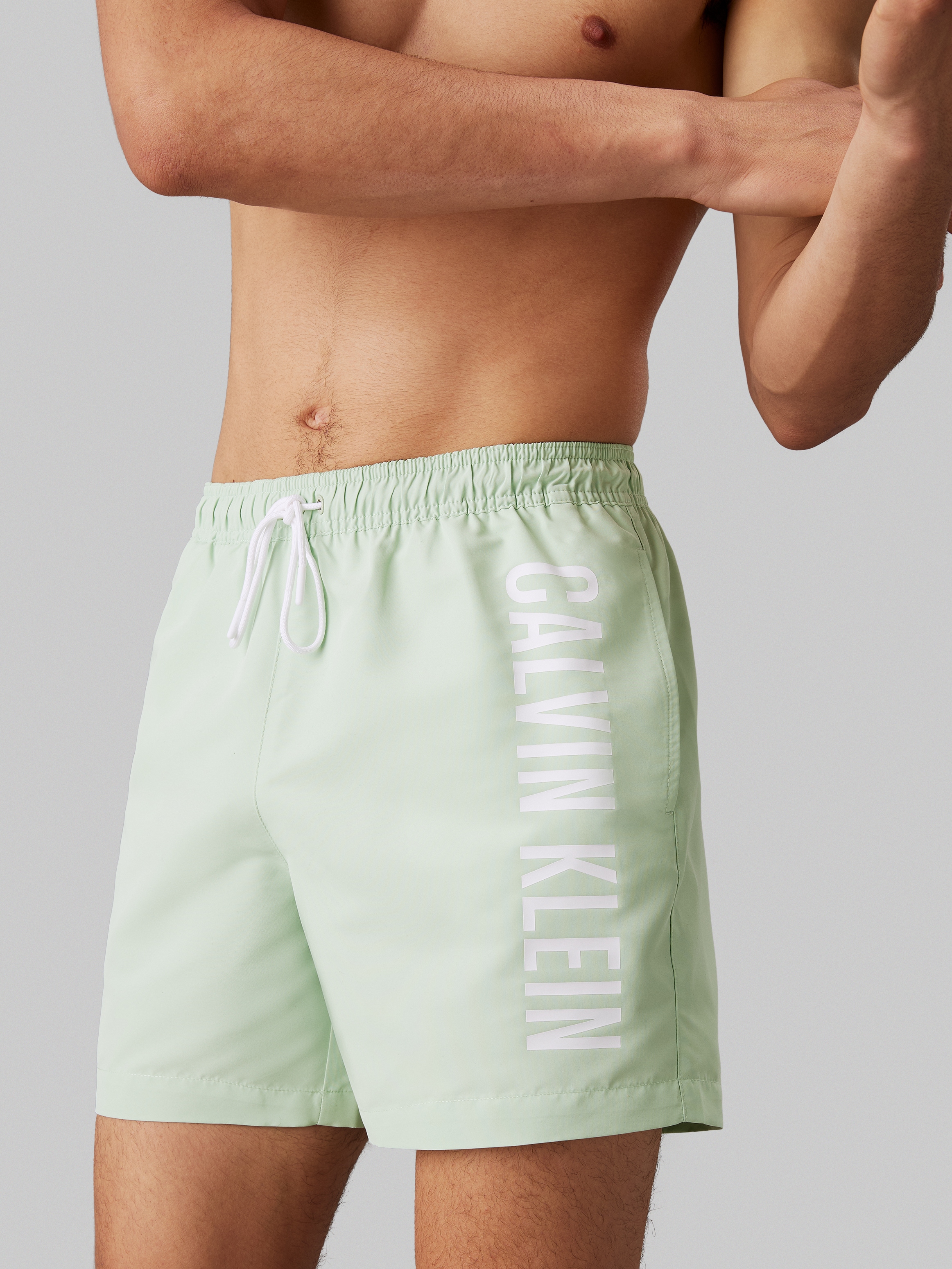 Calvin Klein Swimwear Badeshorts "MEDIUM DRAWSTRING", mit kontrastfarbenem Logo-Schrifztug am Bein