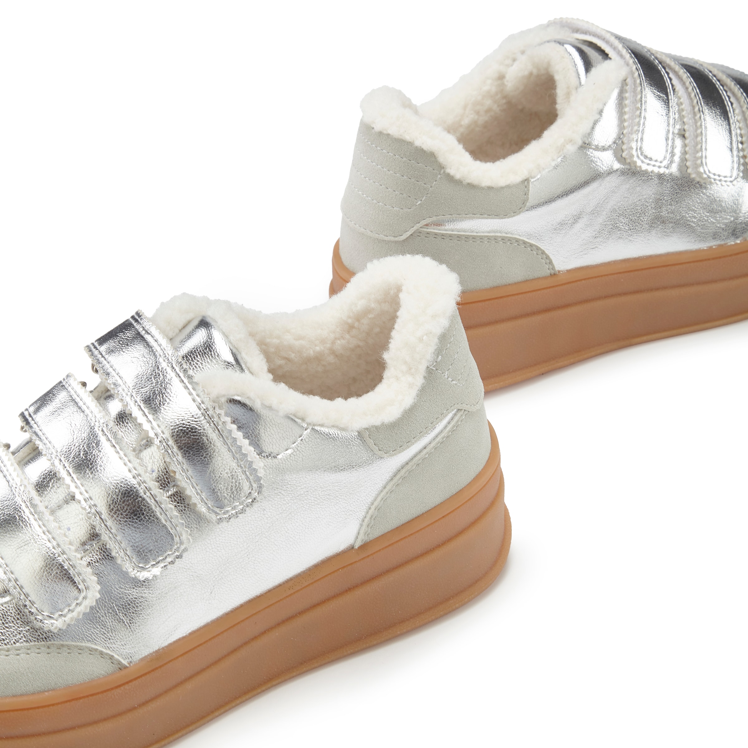 LASCANA Sneaker, Freizeitschuh, Halbschuh mit Teddyfell VEGAN
