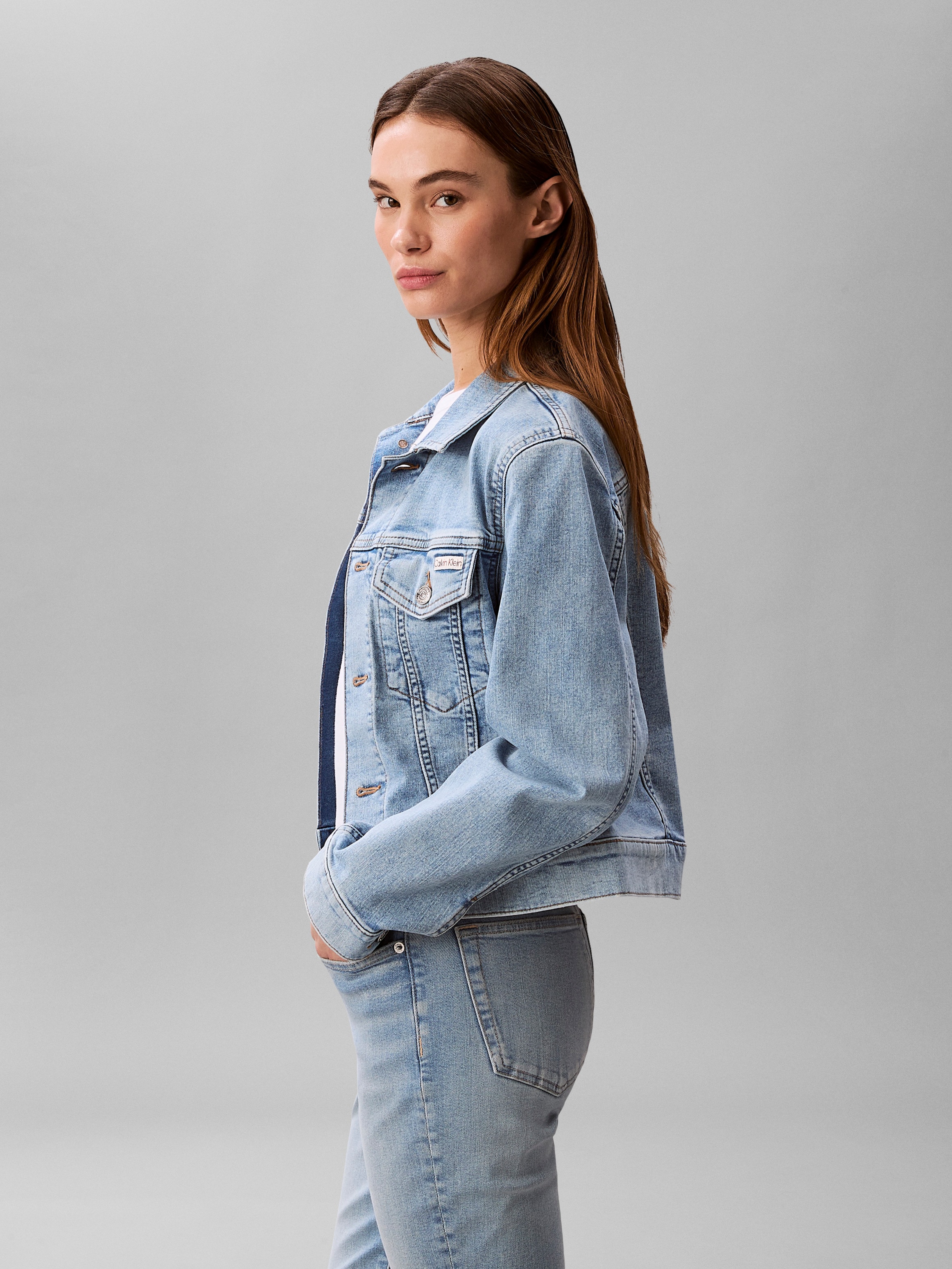 Calvin Klein Jeans Jeansjacke »CLASSIC TRUCKER COASTAL LIGHT« ohne Kapuze Regular fit mit Rundhalsausschnitt