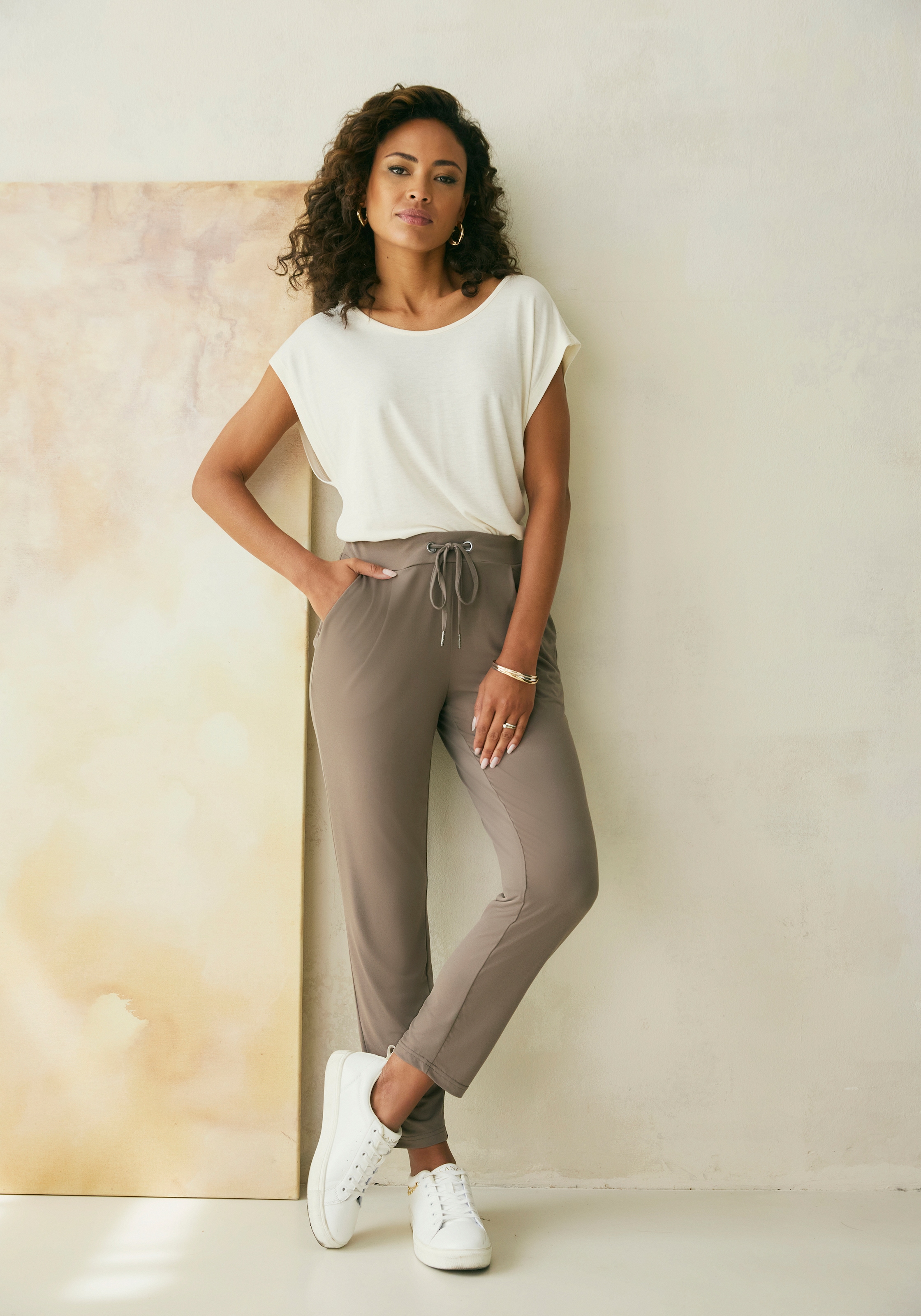 LASCANA Schlupfhose  aus glatter Jerseyqualität, leichte Sommerhose mit Taschen, bügelfrei