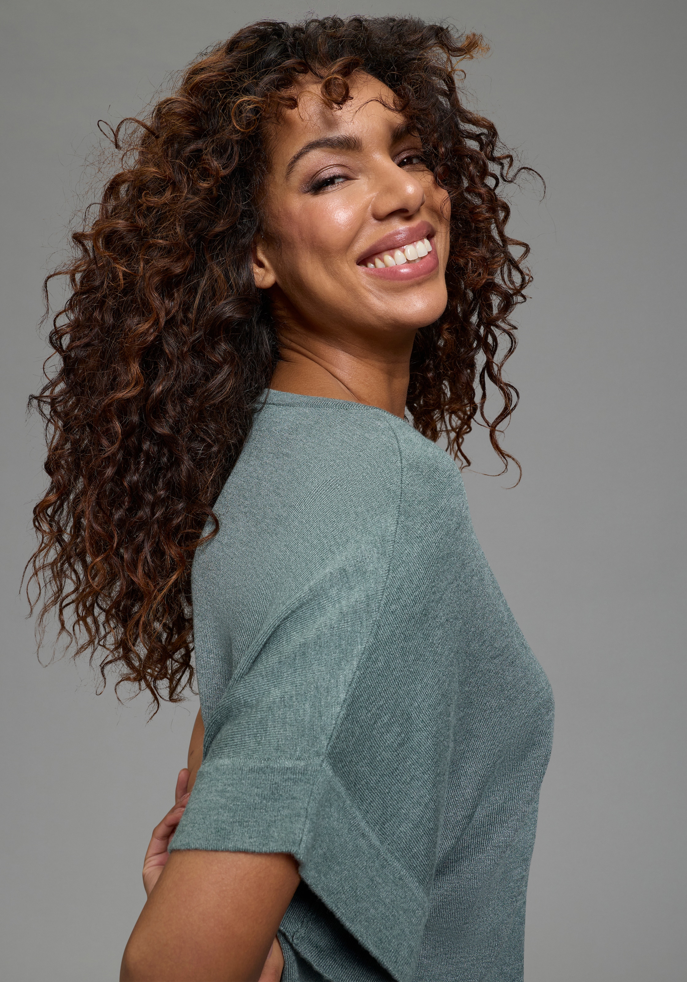 Laura Scott CURVE V-Ausschnitt-Pullover »in Shirt-Form für den Sommer« sommerlicher Feinstrick mit figurschmeichelnder Passform