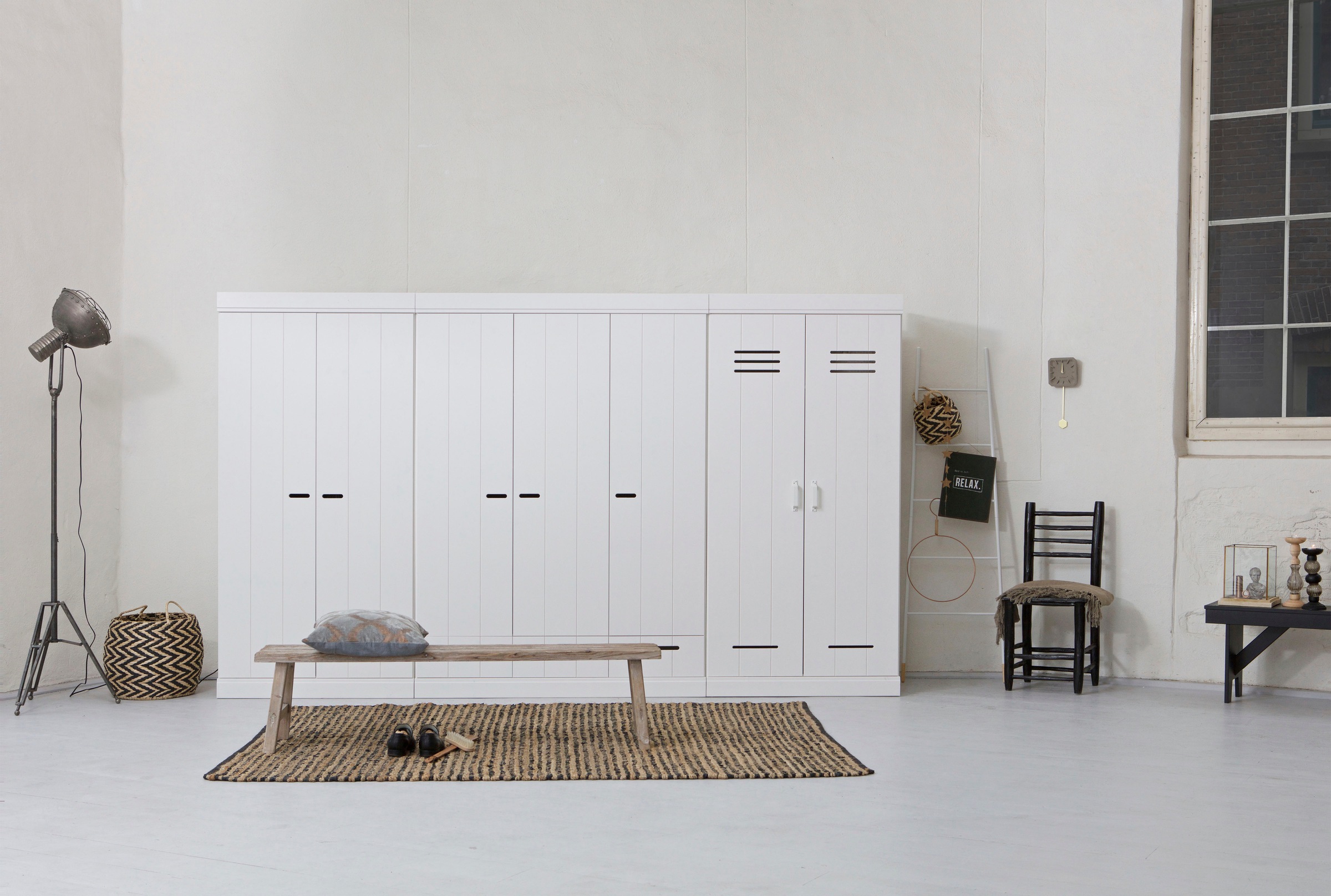 WOOOD Kleiderschrank »Connect mit Streifen-Türen mit Schlitzen (3-türig)« FSC® Massivkiefer, Melamin-Innenraum